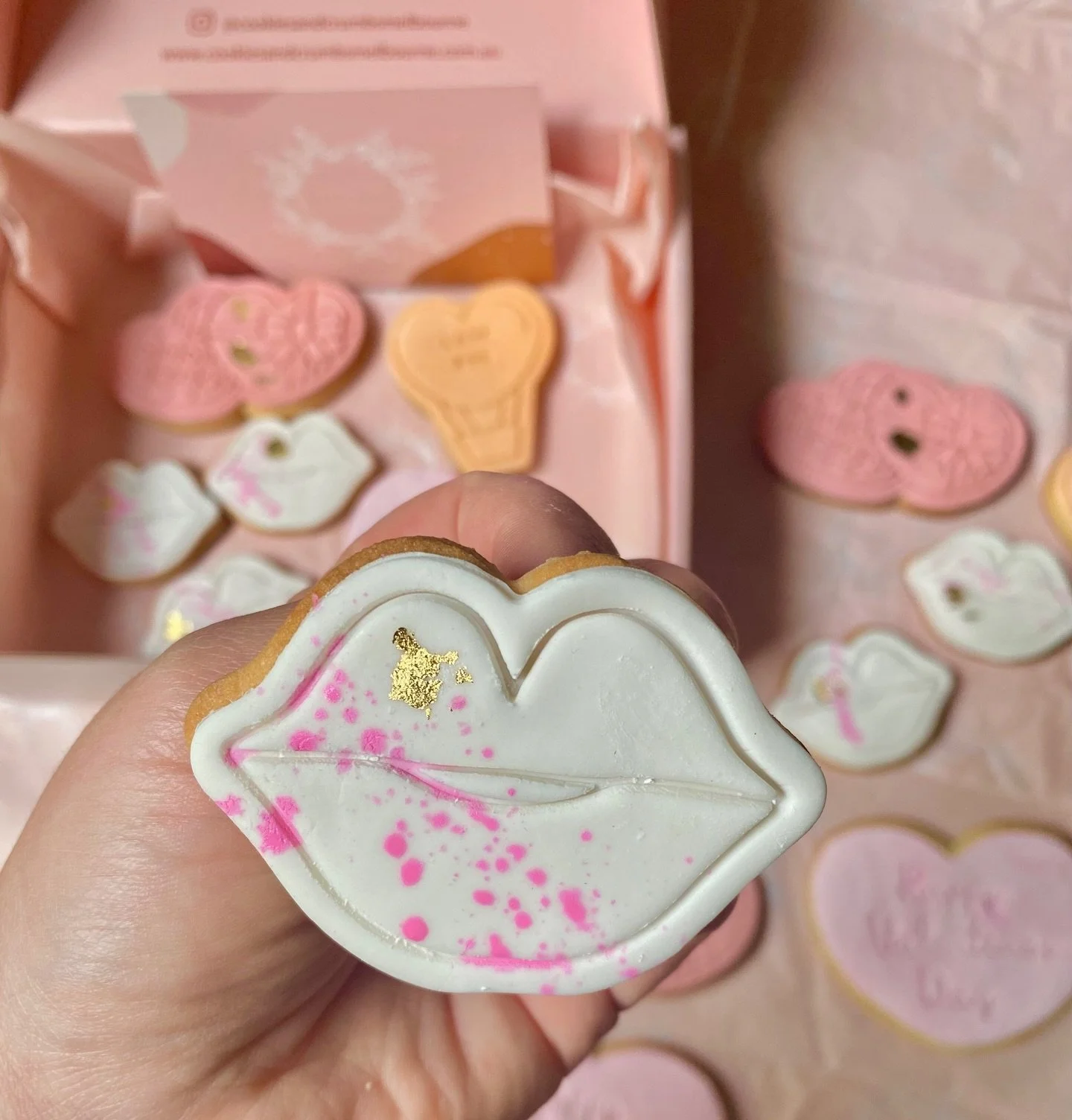 Meet my fave from our Valentine&rsquo;s Day collection&hellip; this dreamy lip cookie with pink splatter + gold leaf = chef&rsquo;s kiss 💕🍪✨

Sweet, luxe &amp; made with so much love &bull; perfect for gifting (or keeping for yourself 😉💌)

Shop n