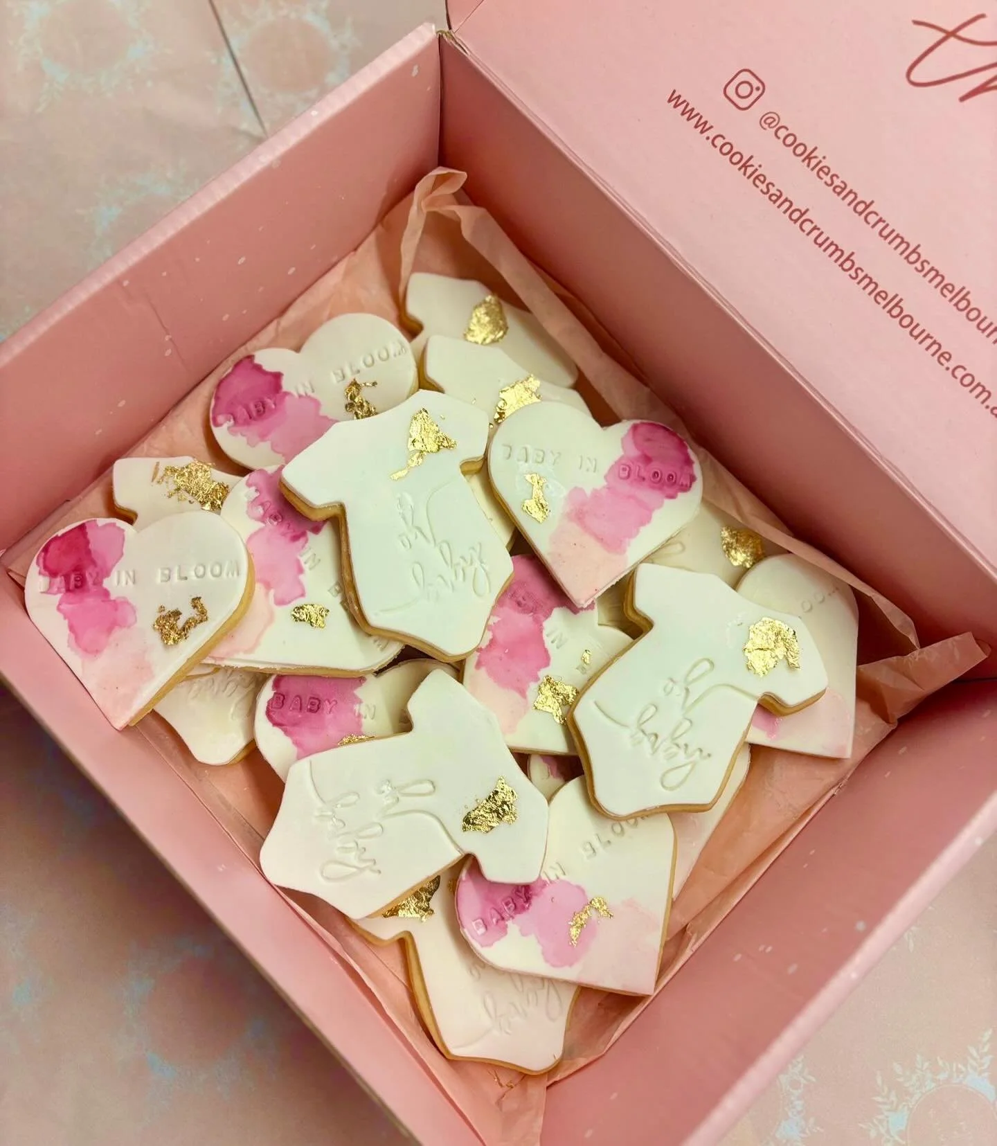 So dreamy for a little Baby in Bloom 🌸👶✨
Hand-painted cookies, blush florals &amp; a touch of gold ✨💗
Perfect for the sweetest baby showers 💕🎀

Which one&rsquo;s your fave &bull; hearts 💖 or onesies 👕?

🛍 Custom orders via our website
📦 Aust