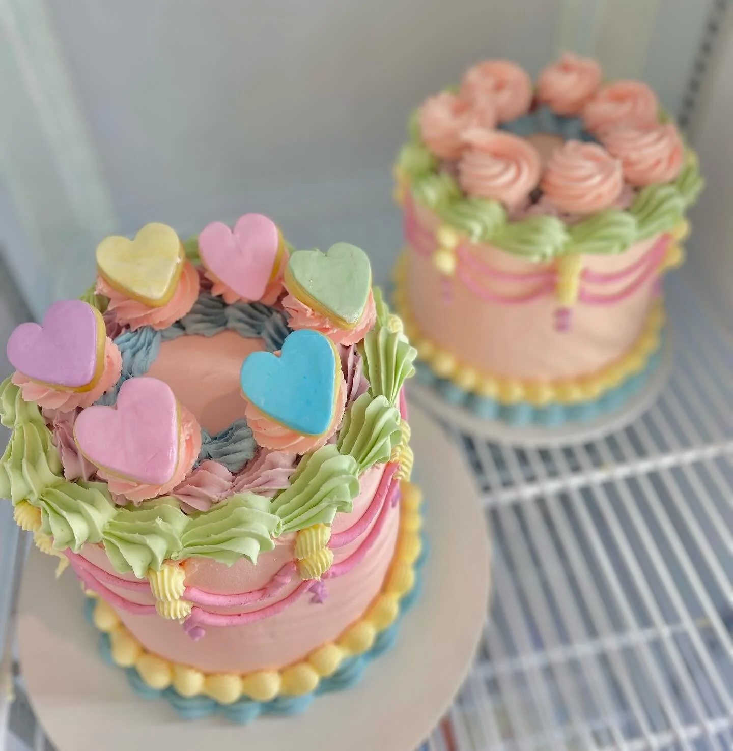 Pastel cake beauties on a Saturday night 💕
Perfectly piped buttercream, mini heart cookies &amp; the fluffiest vanilla cake inside&hellip; what more could your tastebuds ask for? ✨🎂