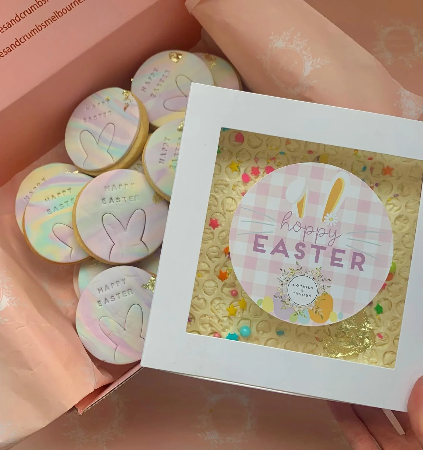 Pastel Easter treats have arrived! 🐣🌸🍫✨

Our Easter cookies and chocolate bark are full of the prettiest pastel colours and the sweetest little Easter details. Think soft pinks, lilacs, blues and lots of chocolatey goodness 💕💜🩵 Shop online 🙌

