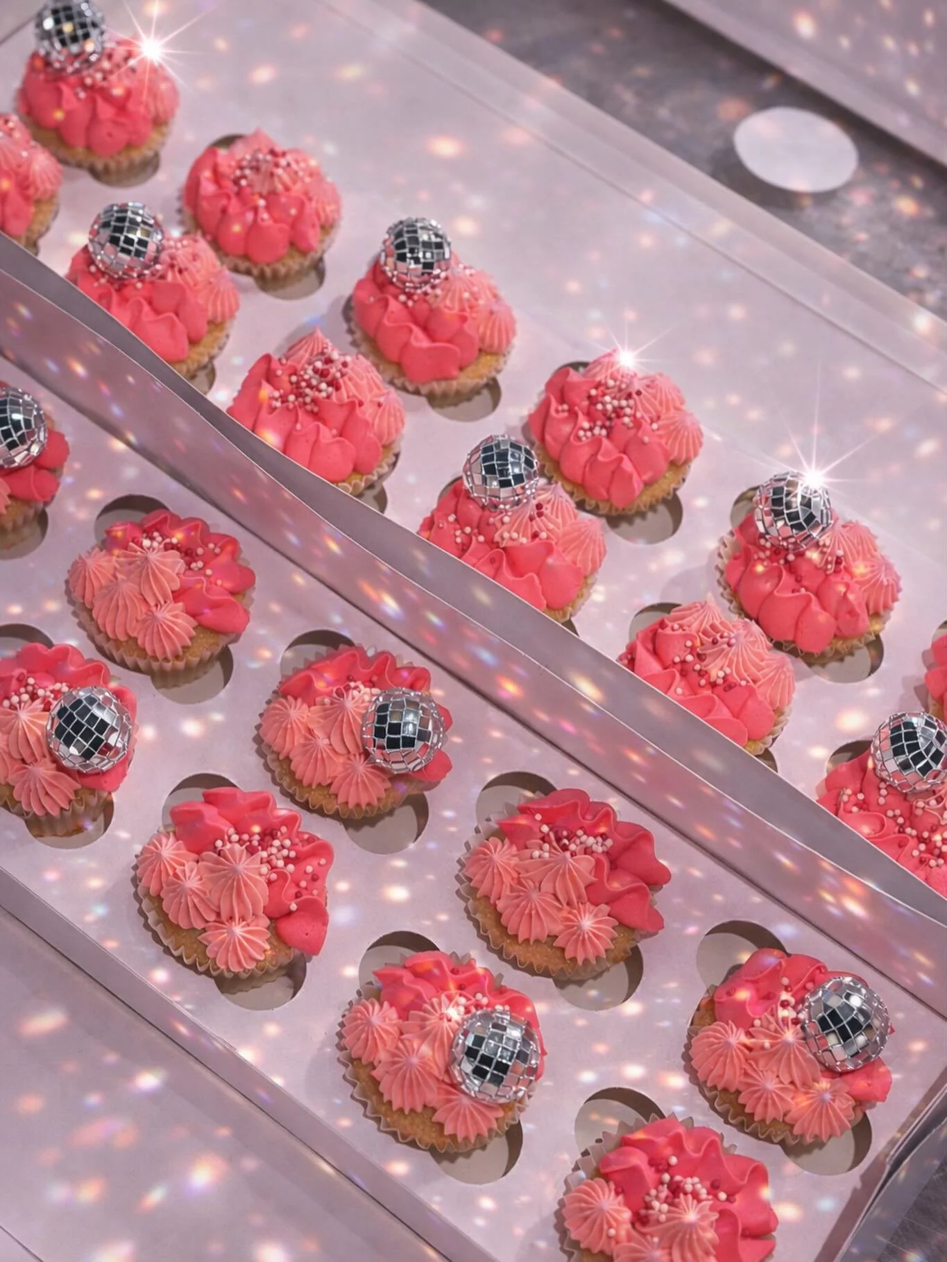 A little disco moment 🪩✨These cupcakes are giving full party energy with the tiny disco balls and the prettiest reflections when the light hits them.

Perfect for birthdays, parties and celebrations 💗 Love these custom requested colours 🙌✨