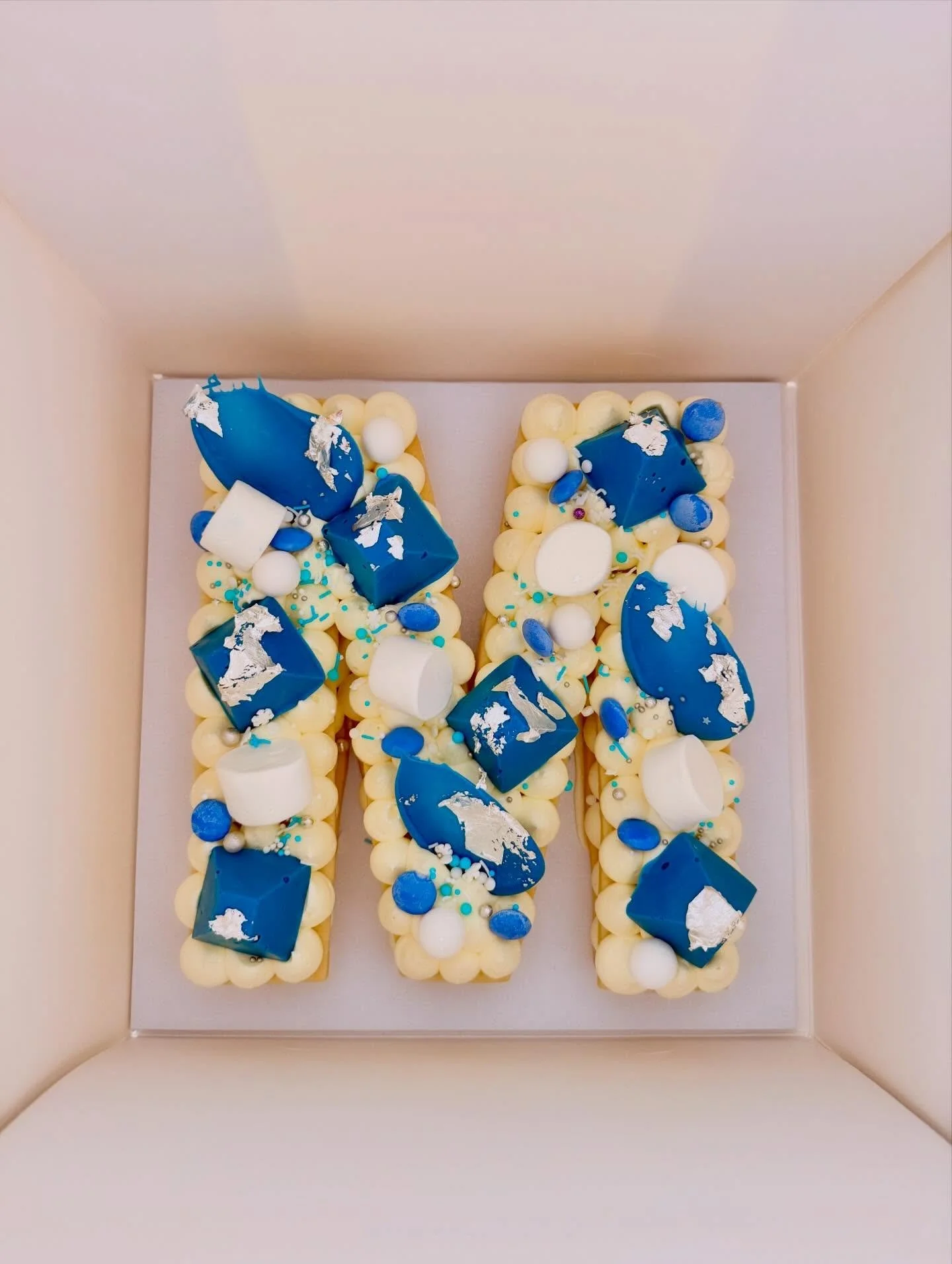 M for Marcus 💙
Buttercream, chocolate, marshmallows and silver leaf goodness.
Client message after delivery: &ldquo;OMG it&rsquo;s perfect&rdquo; 🥹✨
The best kind of feedback 🙌