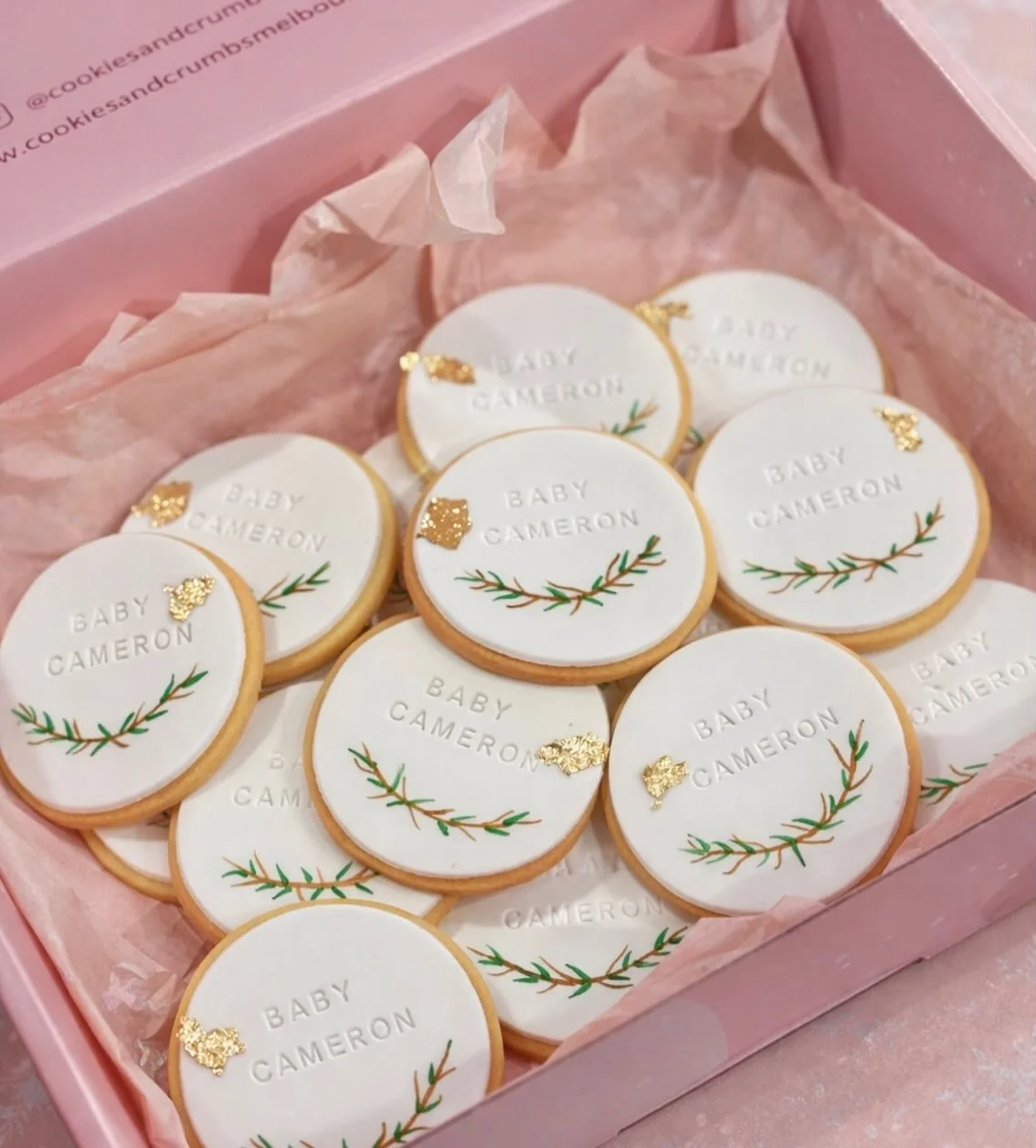 Our signature wreath cookies 🌿✨

Delicate, elegant and personalised to perfection &bull; finished with hand-painted greenery and touches of gold for that extra luxe feel.

Perfect for baby showers, christenings, birthdays or any special moment worth