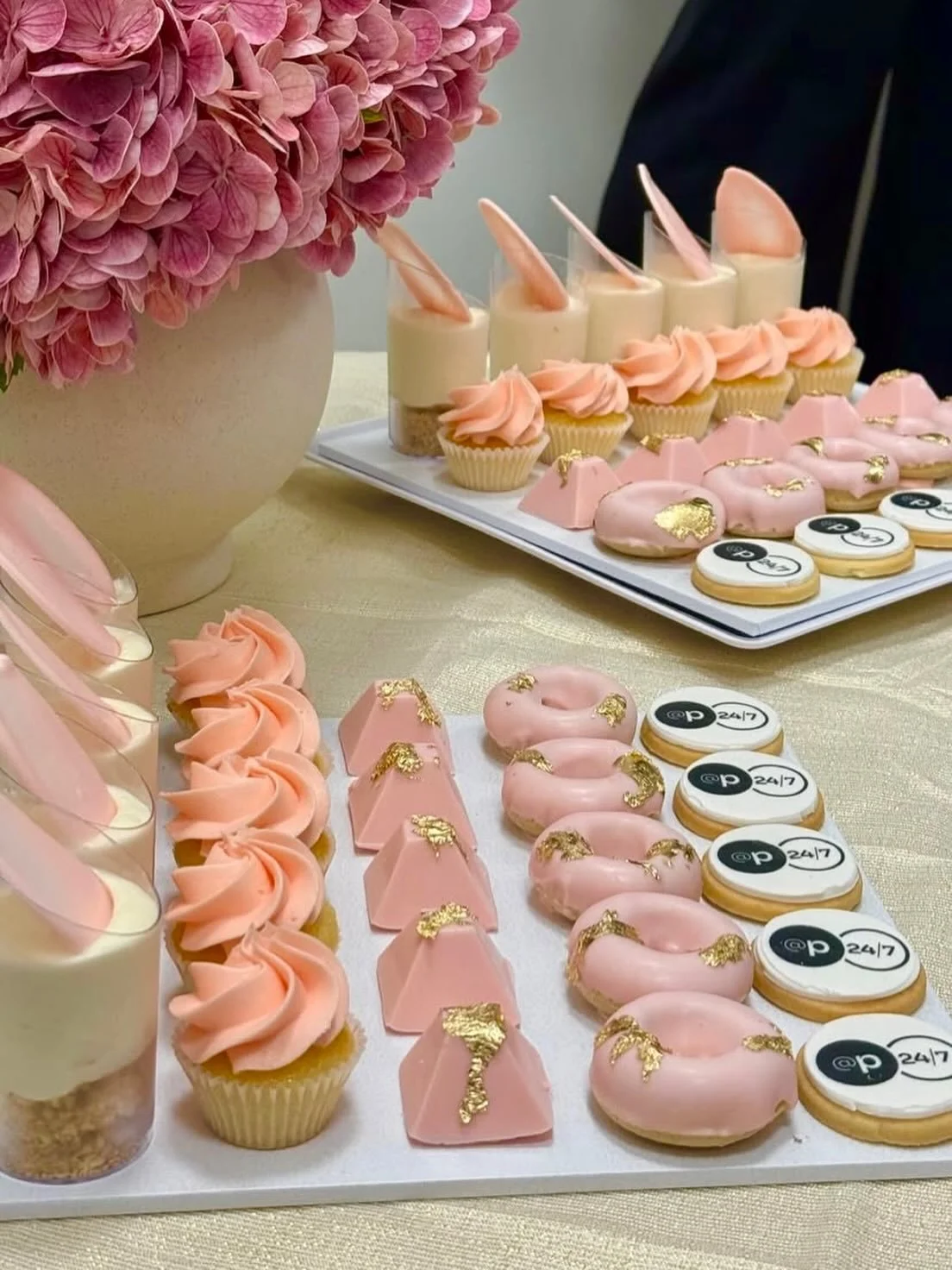 Party boards but make them cuteee 💗🍪

Custom colours, all the pretty details&hellip; and we can even pop your logo on the cookies ✨

Obsessed with how this one turned out 🫶🏼 @pilates247prahran @blowout.bar 

#events #melbournedesserts #partytime