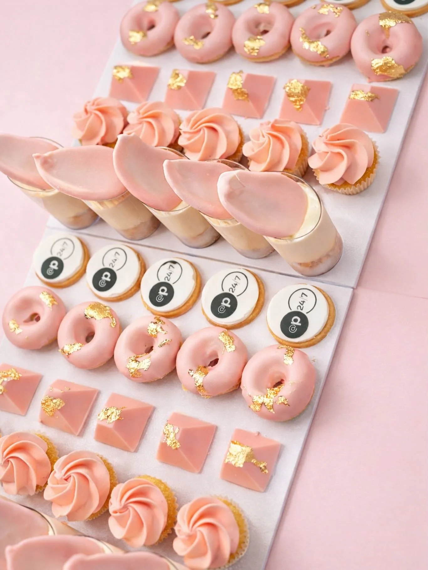 Personalised party boards 🤍✨

From colours to names,logos and every little detail in between&hellip; we bring your vision to life in the sweetest way 🍪💗

Perfect for birthdays, corporate events,baby showers &amp; special celebrations - because eve
