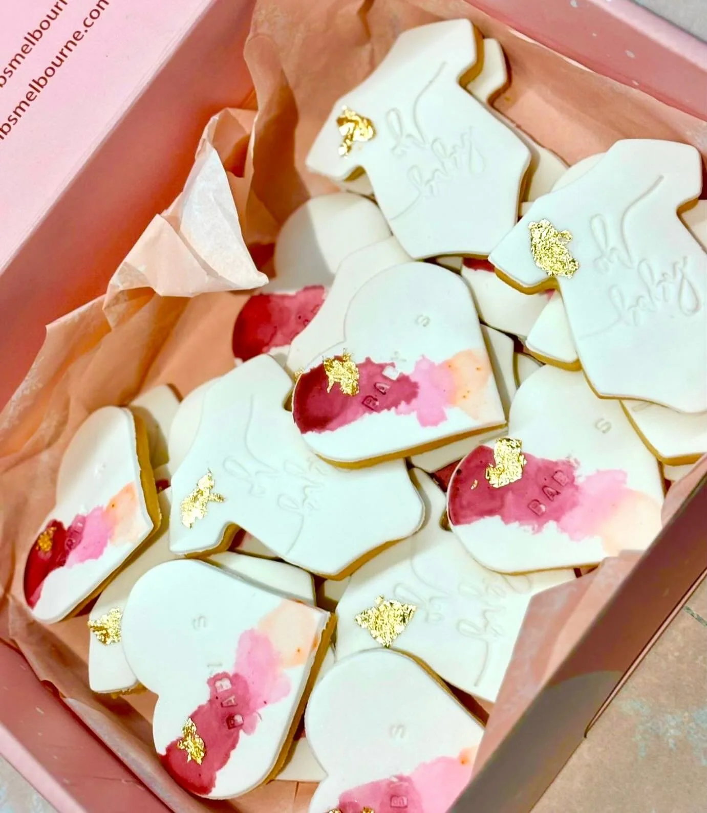 Burgundy crush 🍷💗

Soft whites, rich berry tones &amp; a touch of gold ✨