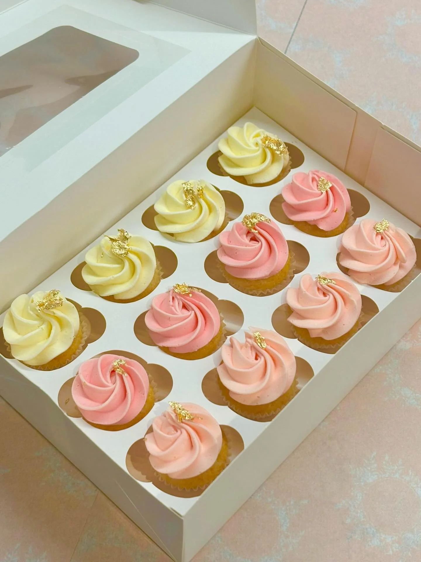 The sweetest MINI cupcakes you ever did see! 🧁💕

The most divine colour palette, silky vanilla buttercream topped with 24crt gold leaf that is edible! 🥳

Gimme, Gimme! 🙌🎉🥰