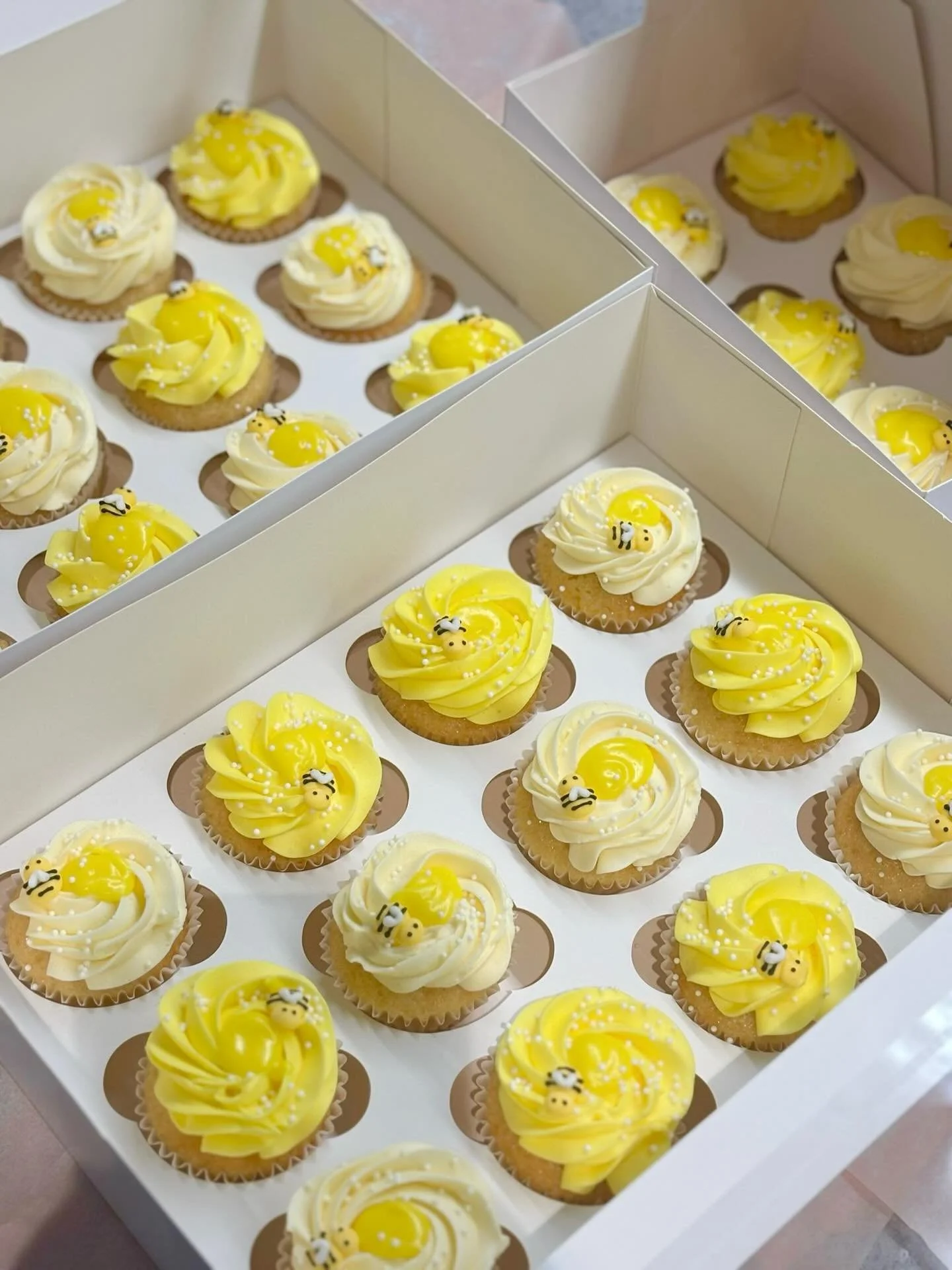 A little buzz of sweetness 🐝💛
Vanilla cupcakes crowned with a golden swirl of yellow white chocolate &bull; simple, sunny and oh-so-delicious ✨🍯
Shop online x

#beecupcakes #cupcakelove #buzzworthy