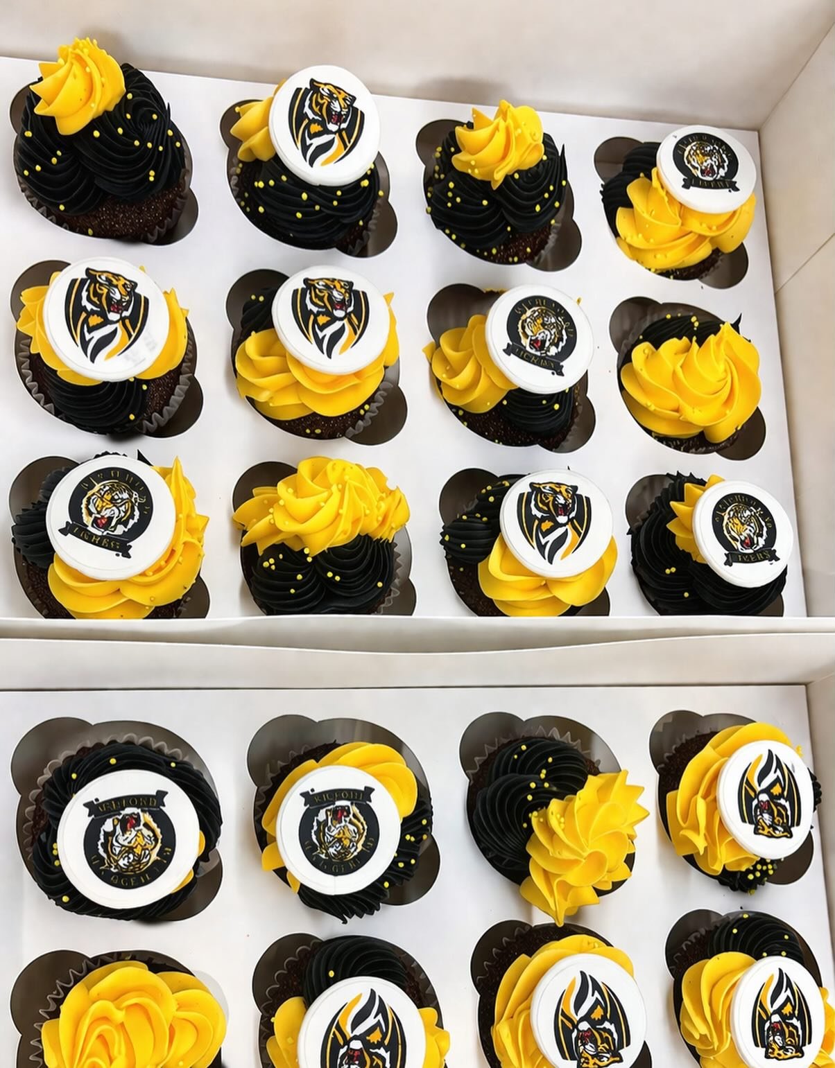 When your birthday cupcakes match the team colours AND Richmond gets the win in Round 8 🐯💛🖤
Doesn&rsquo;t get much sweeter than that!

#afl #birthdayvibes #cupcakes