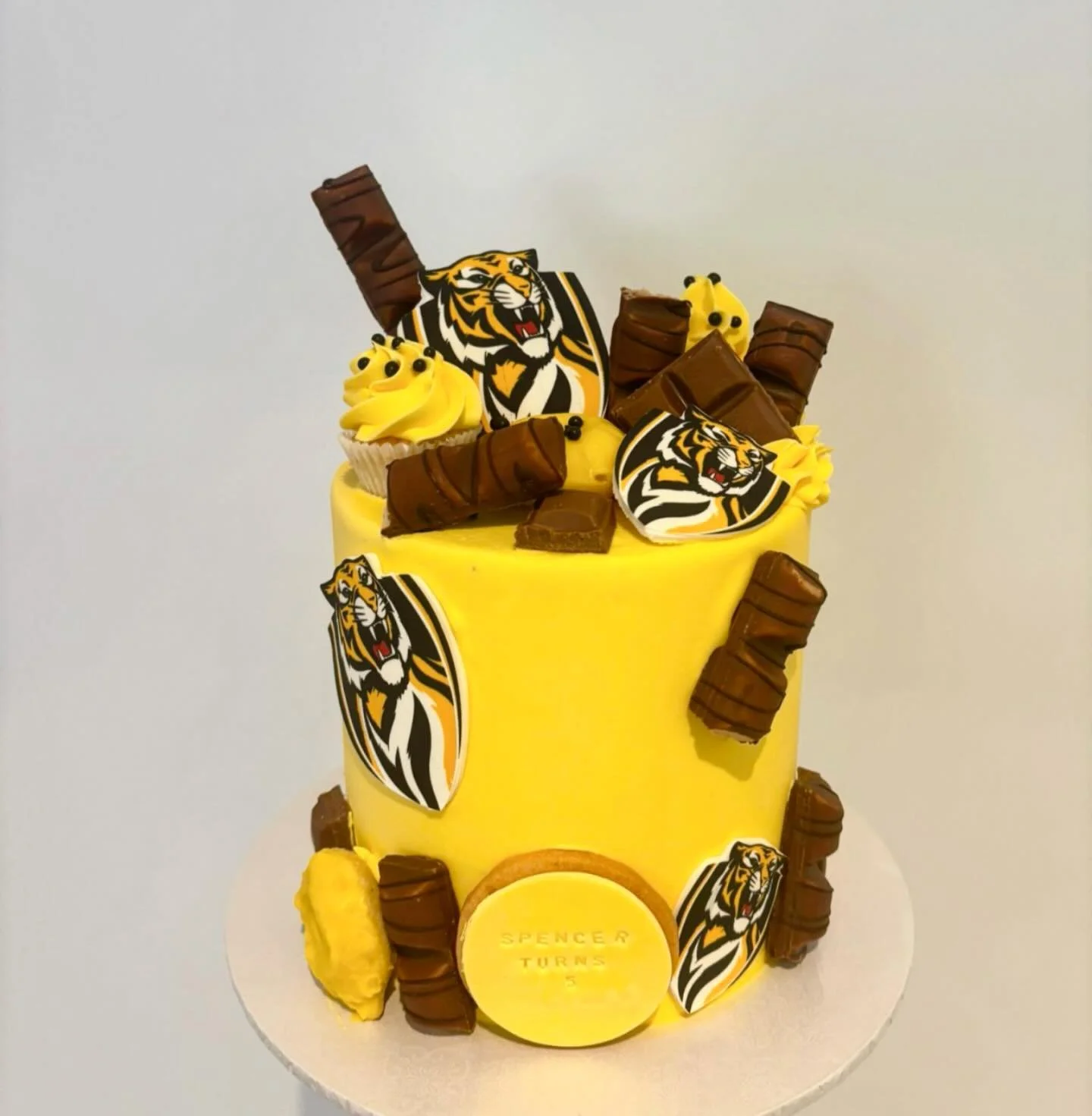 Spencer turns 5 🐯💛
Richmond colours, stacked with chocolate, and built for a little Tiger fan! 

#footycake #birthdaycake #yum