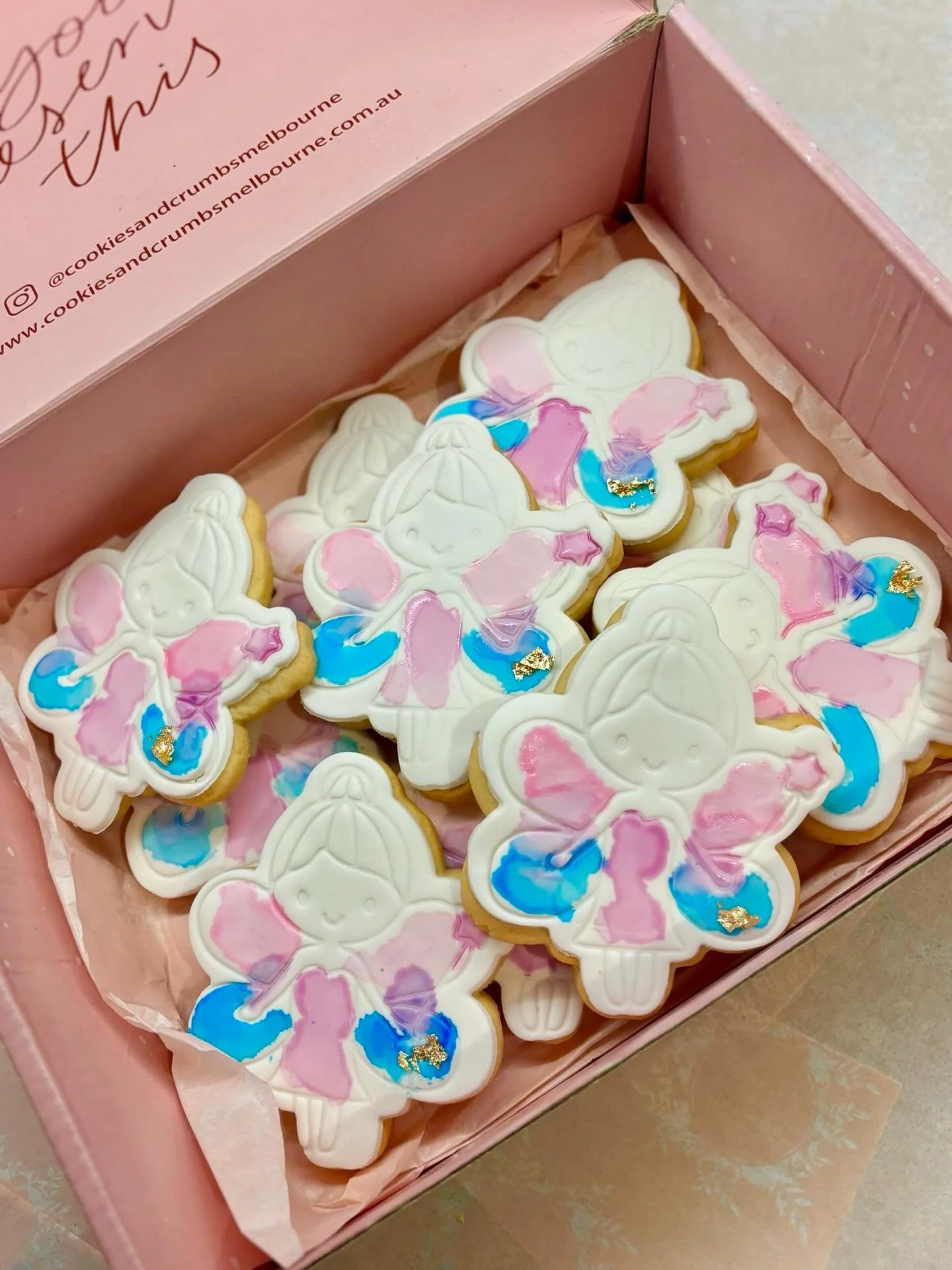 Sweet little fairy cookies with a touch of magic in custom colours ✨🩷💙

Handcrafted vanilla sugar cookies finished with soft pastel details and gold leaf for the prettiest celebration treats 🧚&zwj;♀️

#customcookies #sugarcookie #birthday