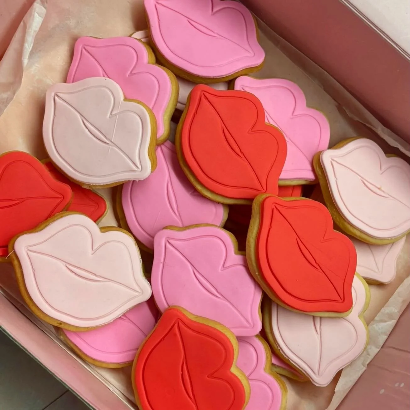 Cookie lips on a Friday&hellip; because calories don&rsquo;t count when it&rsquo;s the weekend mood 😌🍪💋🫶🏻

#lipcookies #kiss #friyay