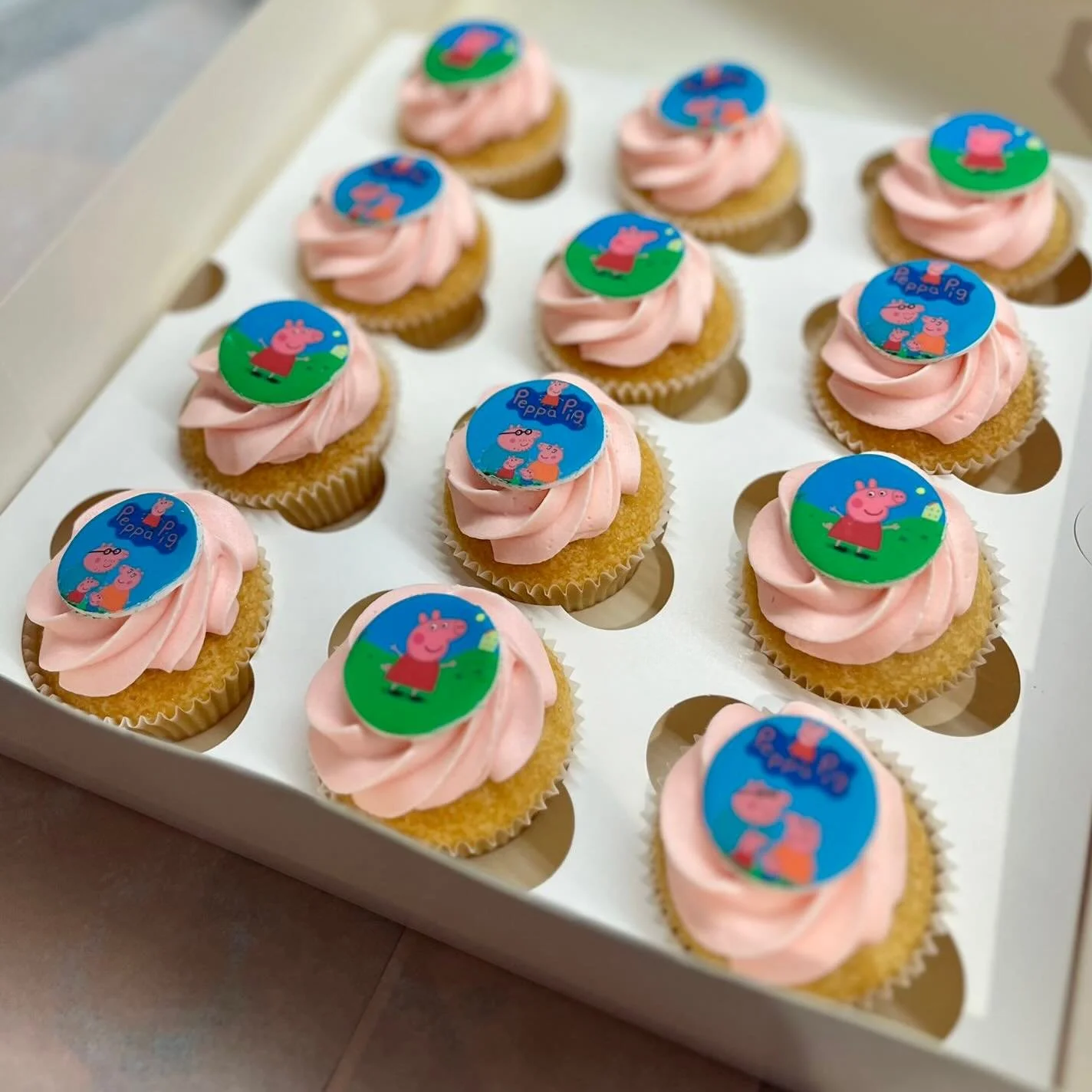 Cupcakes, but make them personal ✨🧁
From branded logos to your favourite photos or characters &bull; we can customise your cupcakes to match any theme perfectly 💕

These Peppa Pig cupcakes are almost too cute to eat 🐷🎀

#customisedgifts #cupcakes