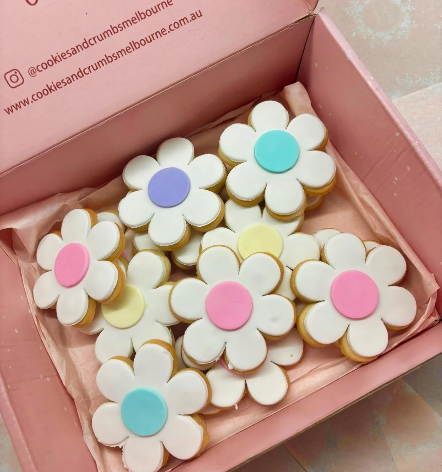 Who said flowers aren&rsquo;t edible? 😉🌼
Our daisy cookies bringing all the pastel vibes 💗💜🩵

#cookiesmelbourne #yum #flowerpower