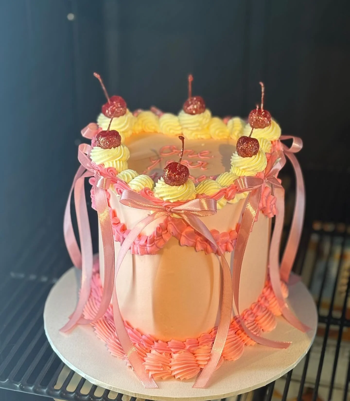 Obsessed with a good fridge situation&hellip; especially when it looks like this. 🎂🤍 There&rsquo;s something so satisfying about seeing a freshly decorated vintage cake tucked away and ready for its special day ❤️🫶🏻🥳