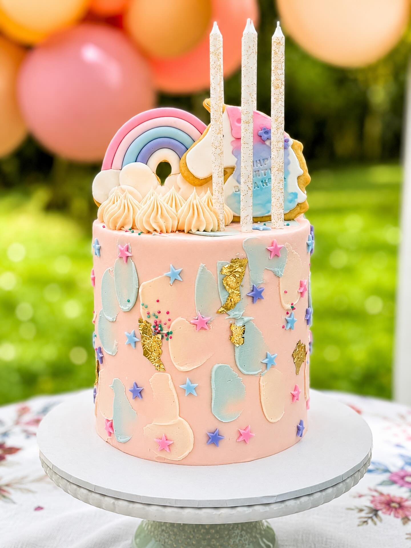 When you turn 5, you don&rsquo;t just get a cake&hellip; you get a pastel unicorn dream 🦄🌸✨
This one was made for Filippa&rsquo;s special day, full of swirls, magic, and all things sweet. Happy birthday gorgeous girl 💖🎀💕

#unicorncake #birthdayp