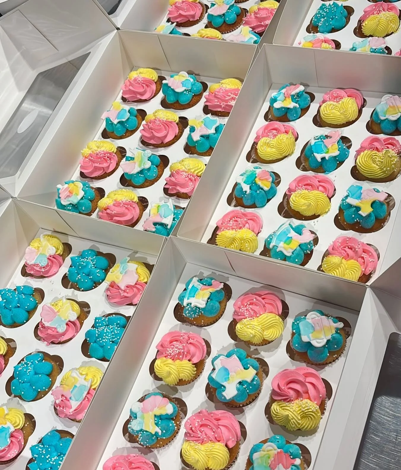 A little cutie is on the way! 🍼💖💙
Celebrating the mum-to-be with the sweetest cupcakes. Pastel swirls, adorable baby onesies and plenty of buttercream goodness. ✨🧁

#babyshower #cupcakes #melbournecupcakes