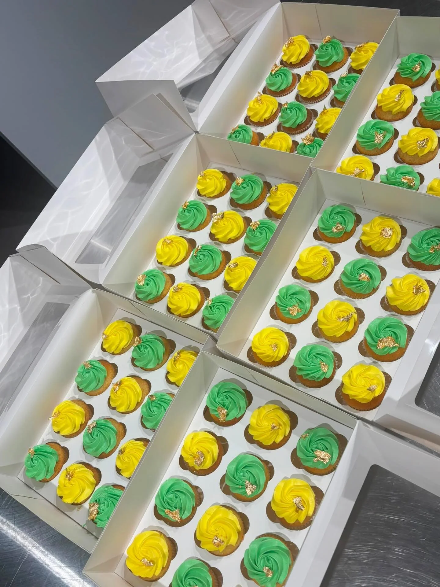 🇦🇺 Green &amp; Gold Rosette Cupcakes 🇦🇺 @af_elsternwick 

Cheering on the Socceroos has never looked so sweet! 💚💛

These green, gold and white rosette cupcakes were created to help celebrate the big game and bring a little extra team spirit to 