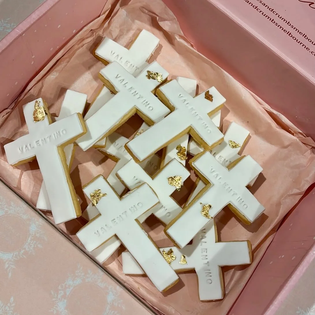 Our baptism favours in classic white &amp; gold ✨ 

The perfect gift for guests to take home and enjoy 💕 Individually packaged and sealed with our ingredient label and personalised with custom text 👌

#baptismfavours #babyboy #customcookies #melbou
