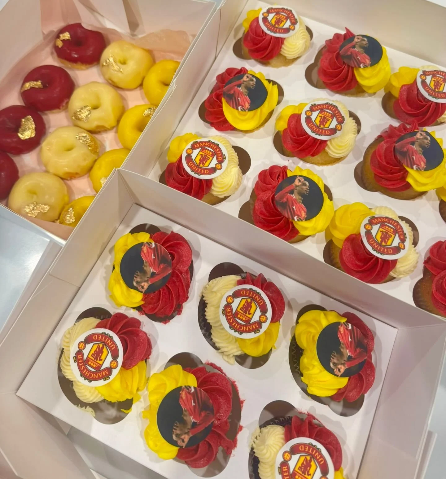 A birthday celebration made for a true Manchester United fan ❤️⚽️✨
Custom cupcakes and donuts bringing the team spirit to the dessert table! 🔴⚪️⚫️

#cupcakes #logocupcakes #soccercupcakes