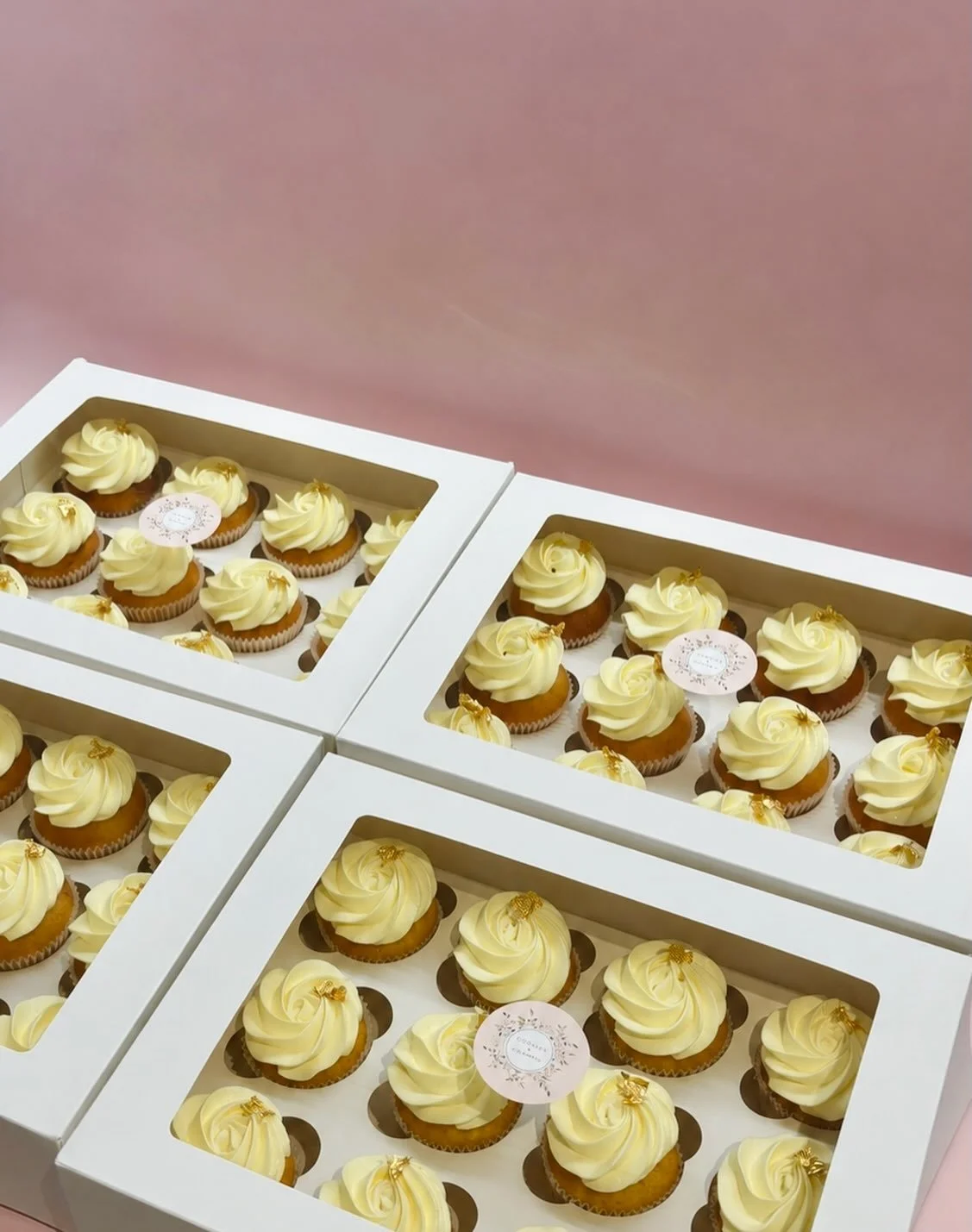 Soft white rosettes, delicate gold leaf, and timeless elegance. ✨🤍

Handcrafted for a beautiful wedding day, these classic buttercream cupcakes are the perfect sweet touch for celebrating love. 💍🤍

#weddingcupcakes #weddinginspiration #luxuryweddi