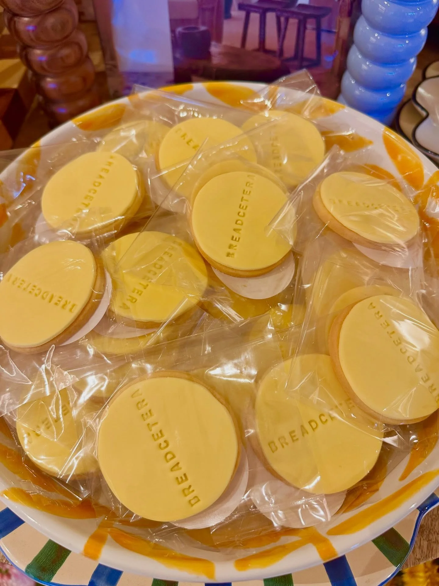 There&rsquo;s nothing quite like seeing your very own brand on a beautifully handcrafted cookie. 🤍✨ @breadcetera.etc 

Whether you&rsquo;re celebrating a launch, thanking clients, hosting an event, or creating memorable corporate gifts, custom logo 