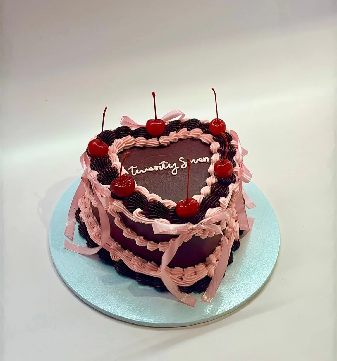 Dark berry. Baby pink. Glossy cherries. 🍒🎀

The brief was these stunning custom colours: dark berry cherry + baby pink vibes&hellip; and we brought it to life with vintage piping, satin bows, glossy cherries and the sweetest heart-shaped finish. A 