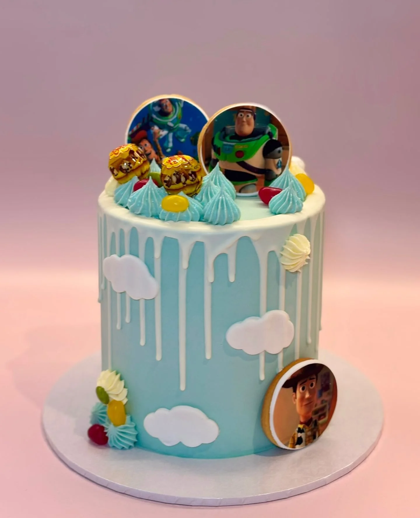 Is anyone else completely obsessed with Toy Story again? 🤠🚀 With all the excitement around Toy Story 5, our Toy Story cake has made a huge comeback&bull; and we are here for it! 💙✨

To infinity&hellip; and beyond! ⭐🎂

#toystorycake #toystory5 #bu