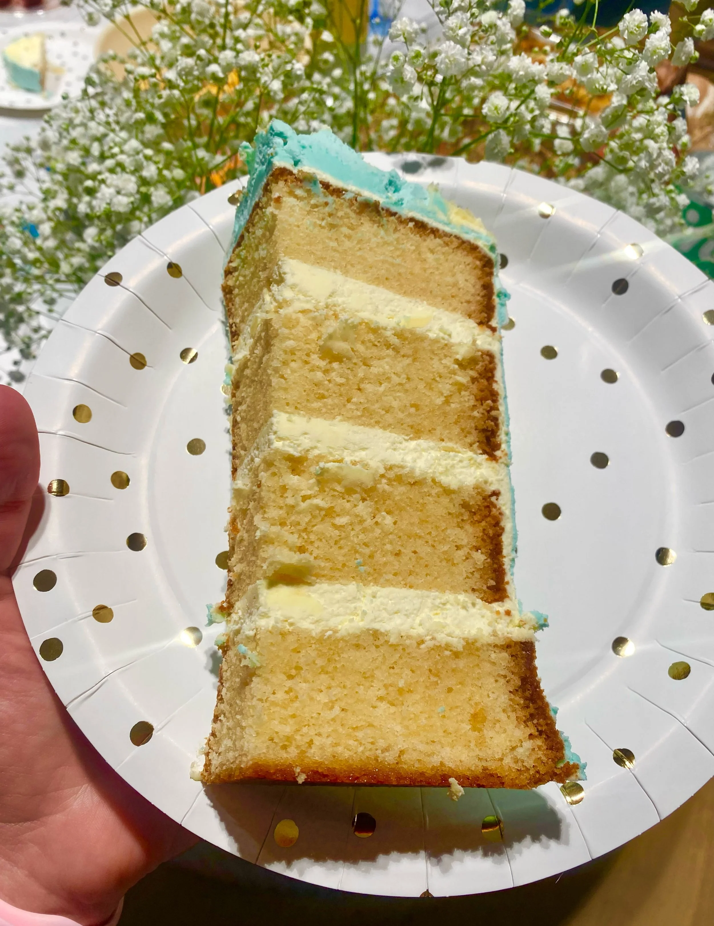 The cake guts never lie&hellip; 🤍✨

Four layers of our signature moist vanilla cake, filled with silky vanilla buttercream in every bite. Soft, fluffy, perfectly balanced and made from scratch with love.

Because what&rsquo;s on the inside matters j