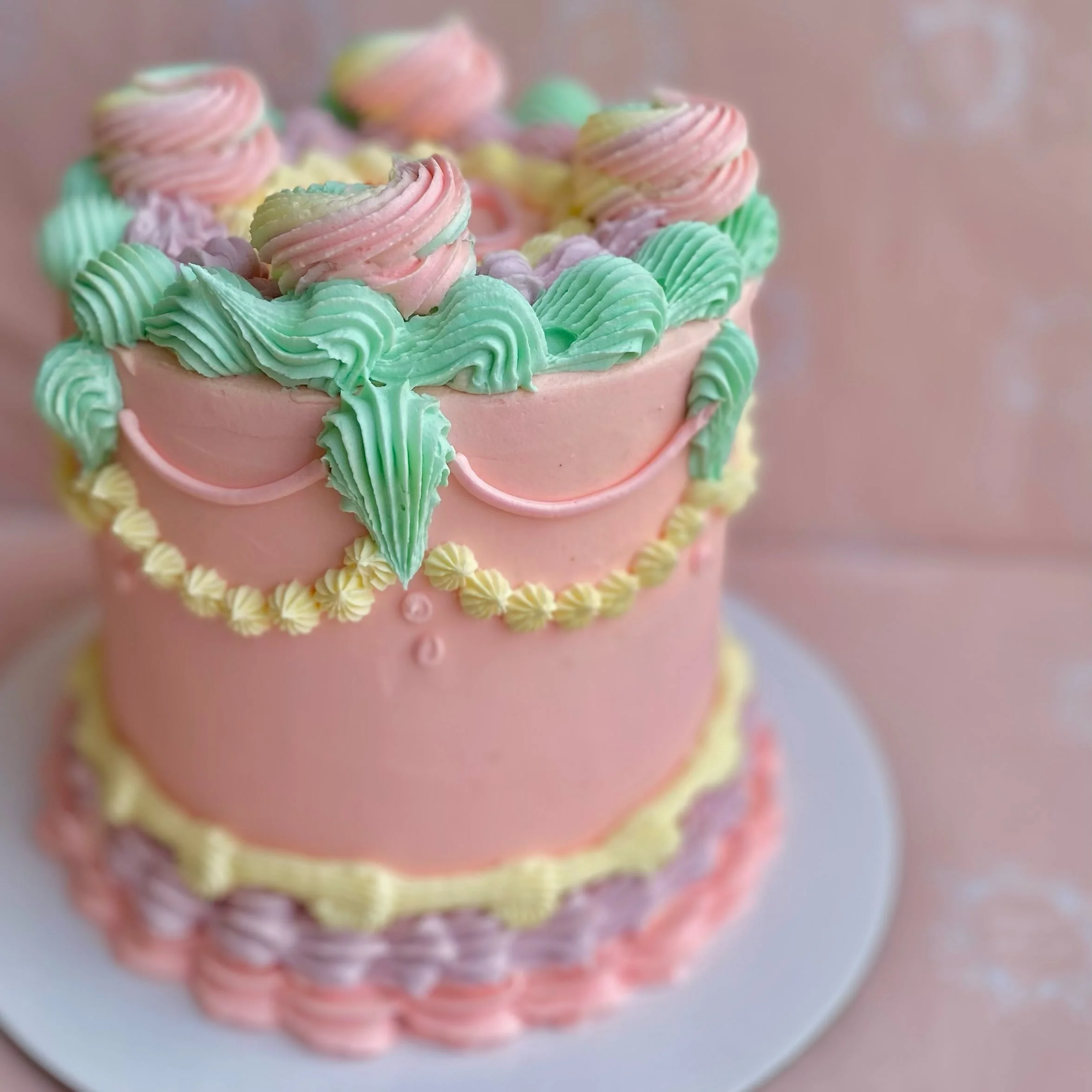 ✨ From vibrant to pastel&hellip; and we&rsquo;re completely obsessed. 💕🎂

The same timeless vintage piping, reimagined in soft, dreamy pastel tones. Proof that vintage cakes never go out of style-they just keep evolving. 🌸🩵🍋 

#vintagecake #past