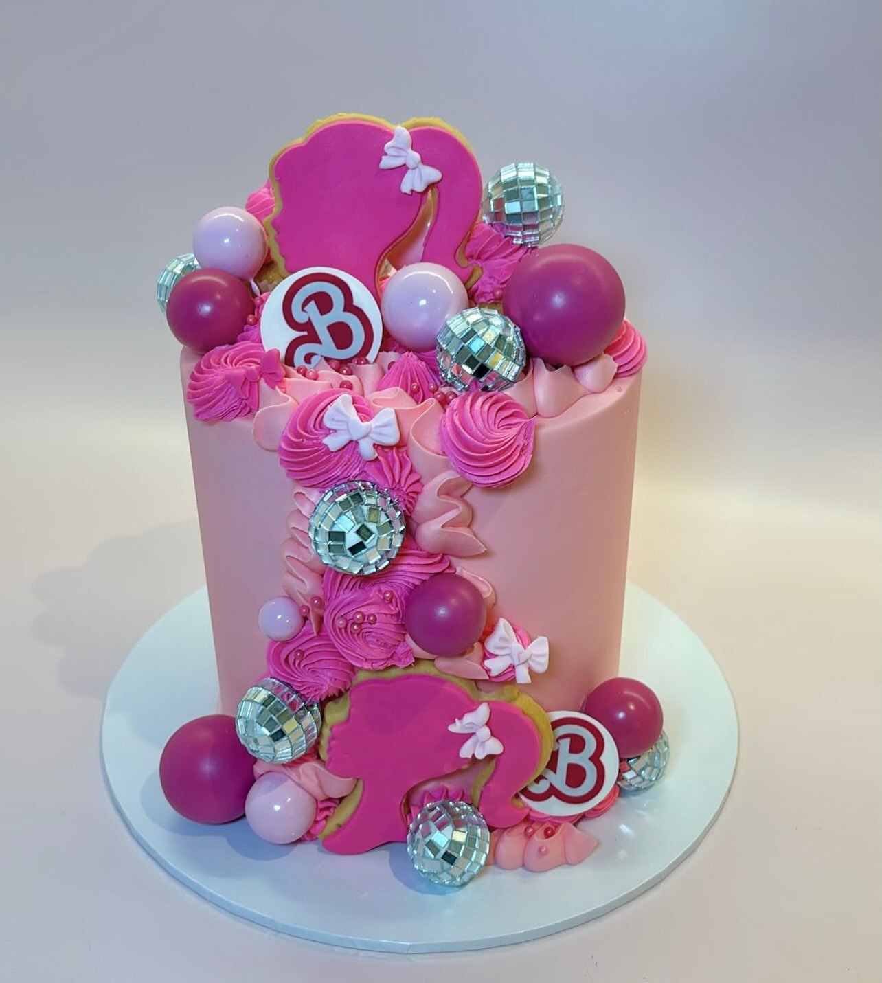 ✨ Come on Barbie, let&rsquo;s party! 💖🎀
Layers of pretty pink, disco details, buttercream swirls and the ultimate Barbie vibes. She&rsquo;s bold, she&rsquo;s glam, she&rsquo;s everything a birthday cake should be! 💕🪩

#barbiecake #birthdaycake #m