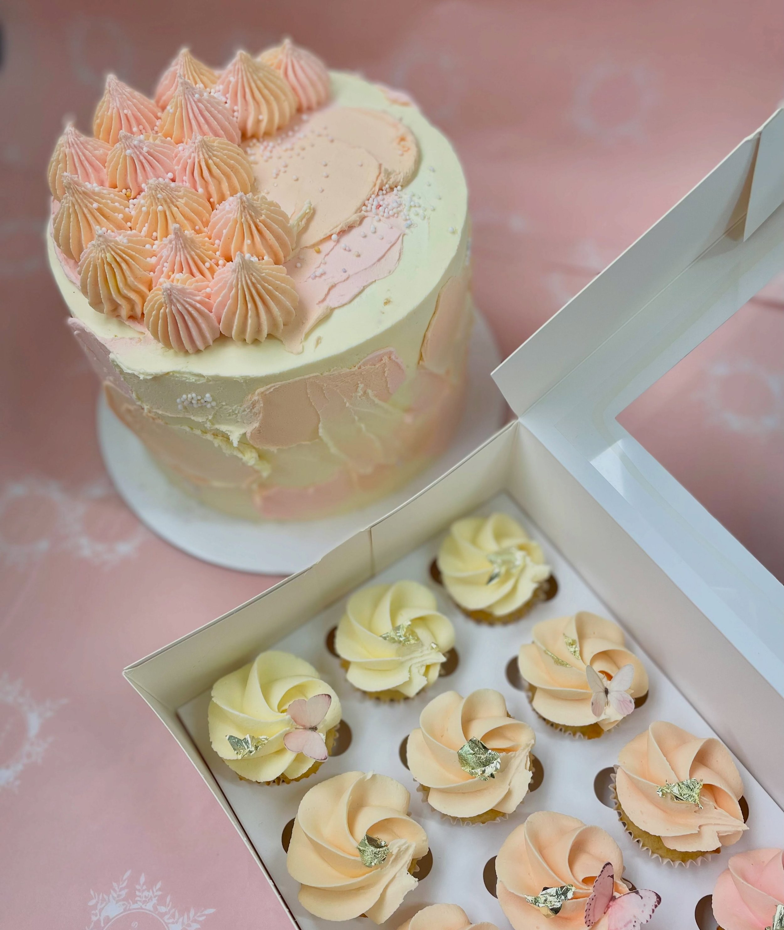 🍑🩷 Peaches &amp; Cream dreams! 🩷🍑

A little slice of sweetness in the prettiest peachy pink 🍑✨ This gorgeous Peaches &amp; Cream cake, paired with matching cupcakes, is giving soft, sweet and oh-so-pretty!

Perfect for a celebration that calls f