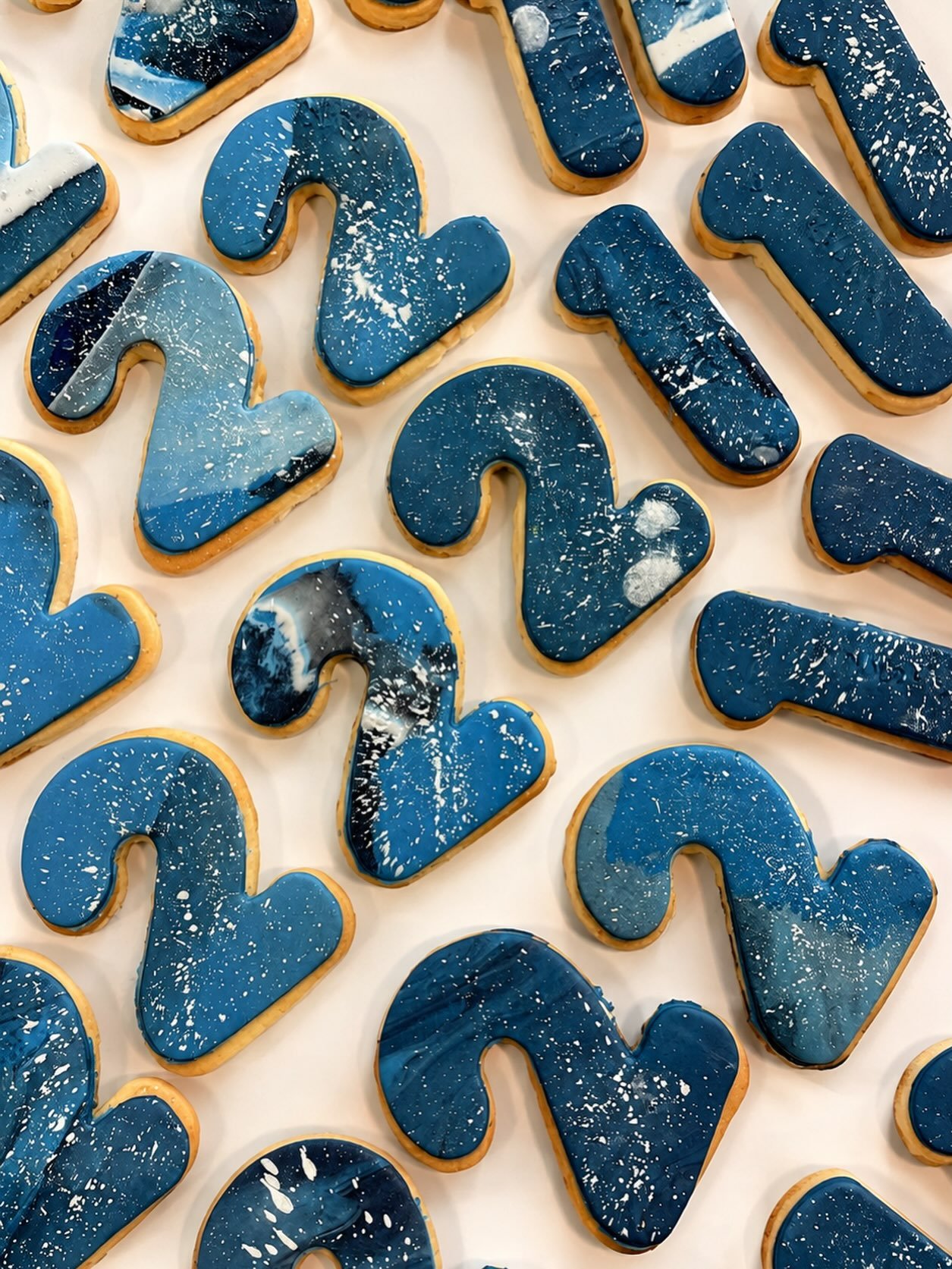 🖤💙 Number cookies, but make them marble. ✨

The colour brief: black + blue marble with just a hint of silver &mdash; and we&rsquo;re obsessed with how these turned out! 😍

Our number cookies can be customised to suit your event, theme or colour pa