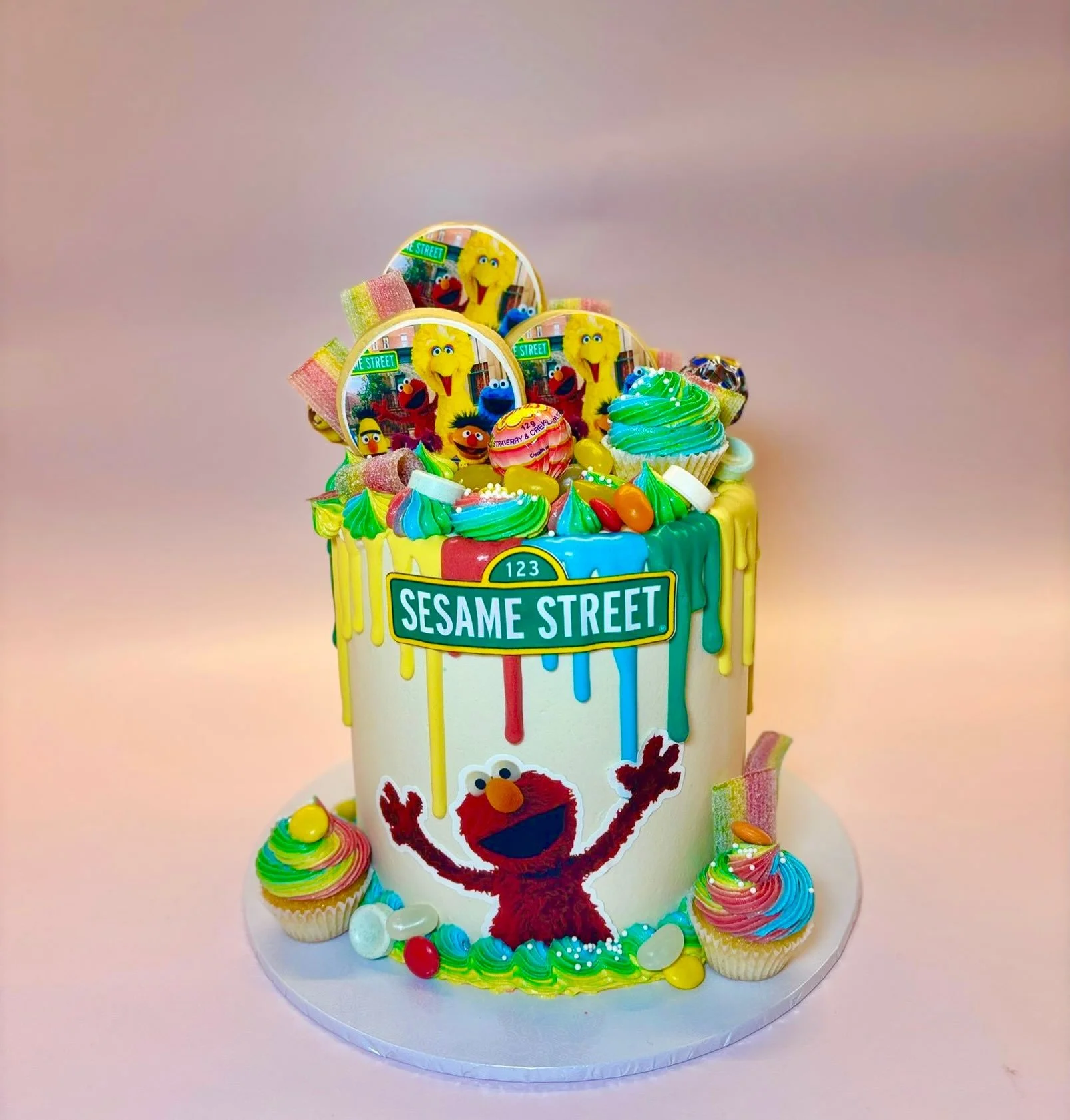🌈 Sunny days are brought to you by&hellip; CAKE! ❤️💛💚💙

A whole lot of colour, sweetness and Sesame Street magic packed into this one! 🍭🧁✨

Almost too fun to eat&hellip; almost! 😍

#sesamestreetcake #elmocake #kidsbirthdaycake