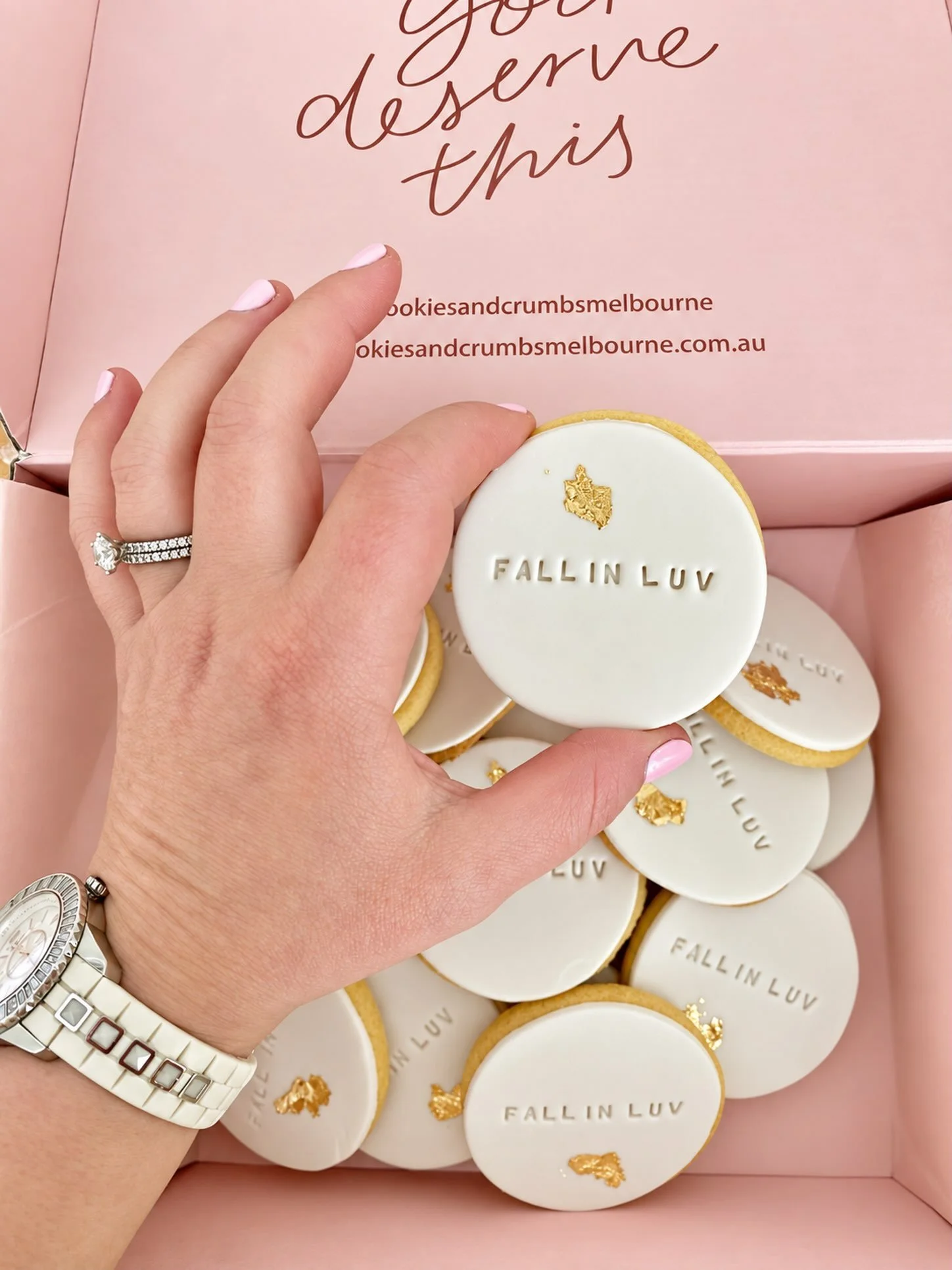 Fall in luv at first bite 🤍✨

Personalised cookies, finished with a little gold and made for moments worth celebrating ❤️

#personalisedcookies #sundayfunday #partyfavors