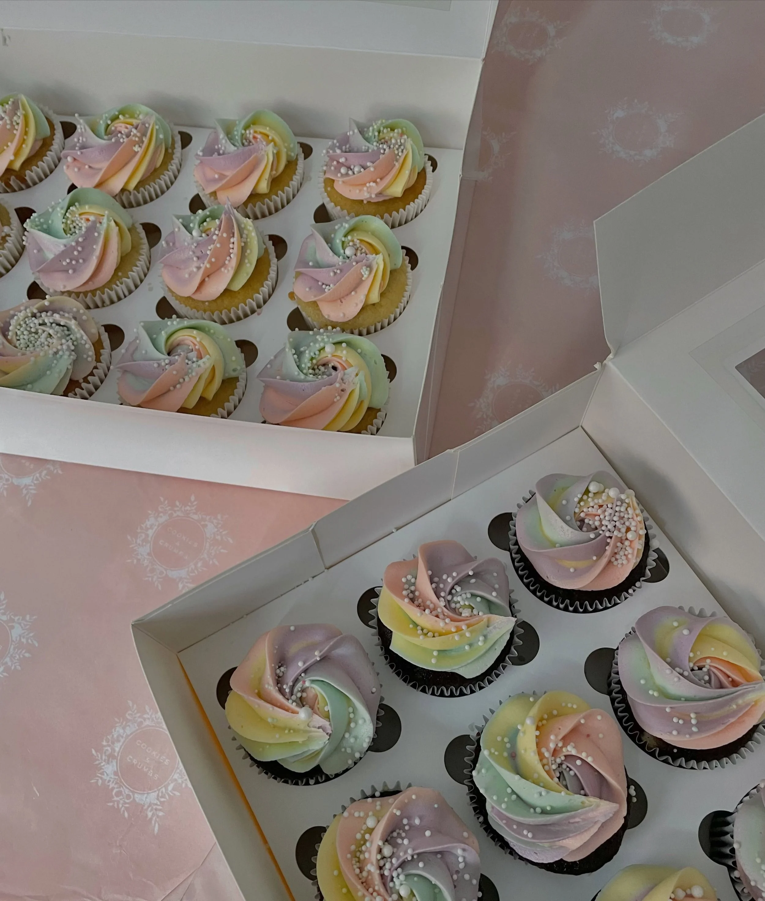 Vanilla or Chocolate? 🧁✨ What would you choose? 😜 

We absolutely love our rosette cupcakes with a pastel swirl&hellip;so classic, so stunning! 🤩💓

#cupcakes #birthday #vanilla #chocolate