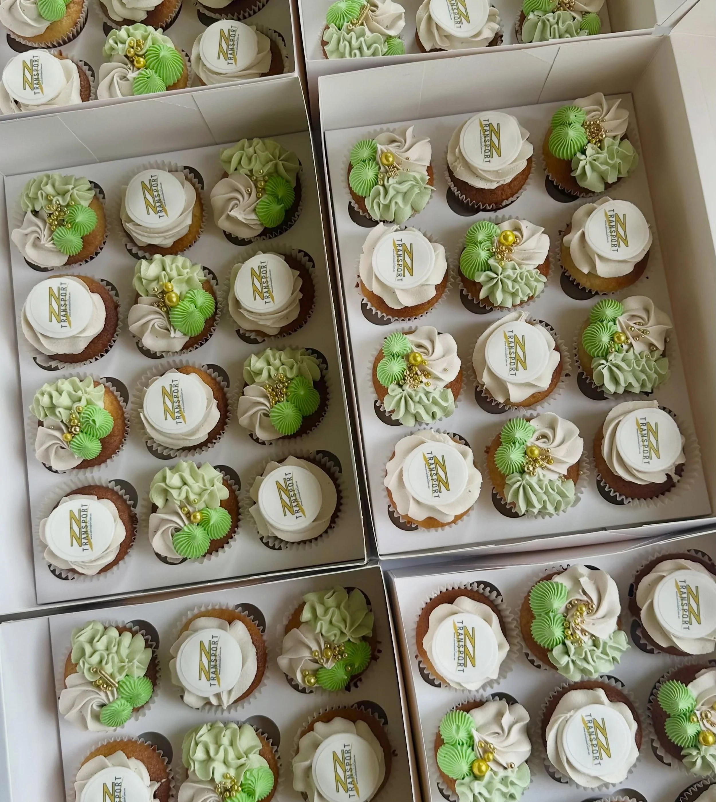 Fancy corporate Christmas gifting? We&rsquo;ve got you! ✨🎄

Delicate buttercream piping in festive Christmas colours, finished with your logo &mdash; the perfect little gift for your clients, just like ZZ Transport does every year! ❤️

And the best 