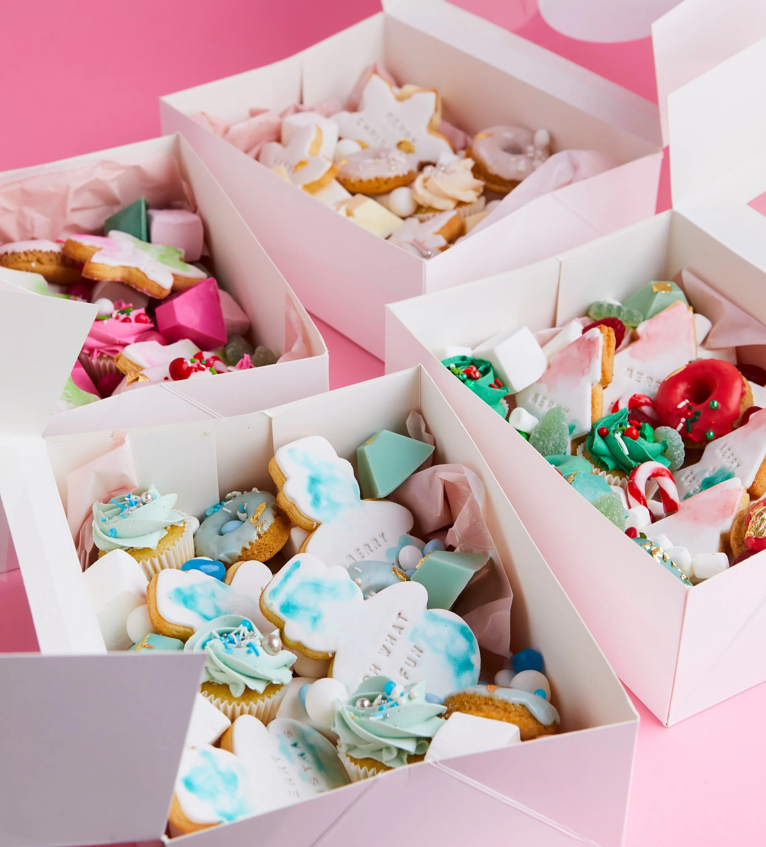 🎄✨ The most beautiful Christmas dessert boxes! ❤️

Filled with festive treats, gorgeous colours and all the sweetest little details, these boxes are made for celebrating the magic of Christmas. 🎅🏼🎁

Perfect for gifting, entertaining or adding a l