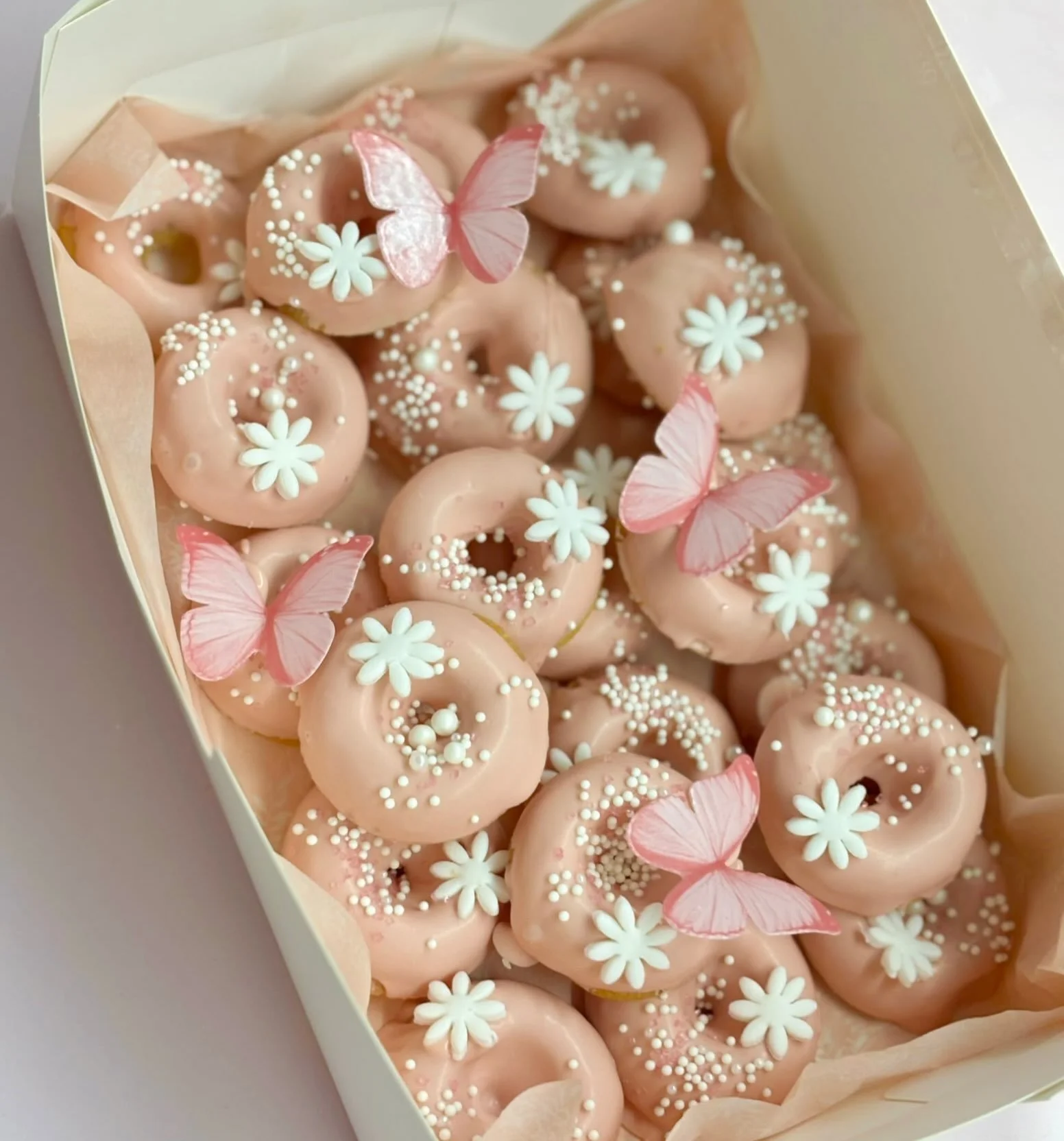 Pretty in pink 🩷🦋🌸 

Our mini donuts dressed in blush pink, delicate daisies and the sweetest butterfly details. A little box of prettiness that&rsquo;s almost too beautiful to eat! ✨

 #melbournedonuts #prettyinpinkblush #customdonuts #melbourned