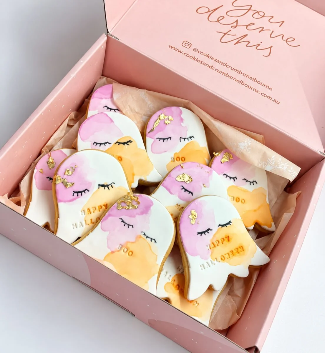 👻 A little spooky, a lot sweet! ✨ Ghosts Go Glam!!

Our pastel Halloween ghost cookies, finished with delicate gold details, are almost too pretty to spook! 💗💜 The perfect little treat for Halloween celebrations, gifting and everything in between.