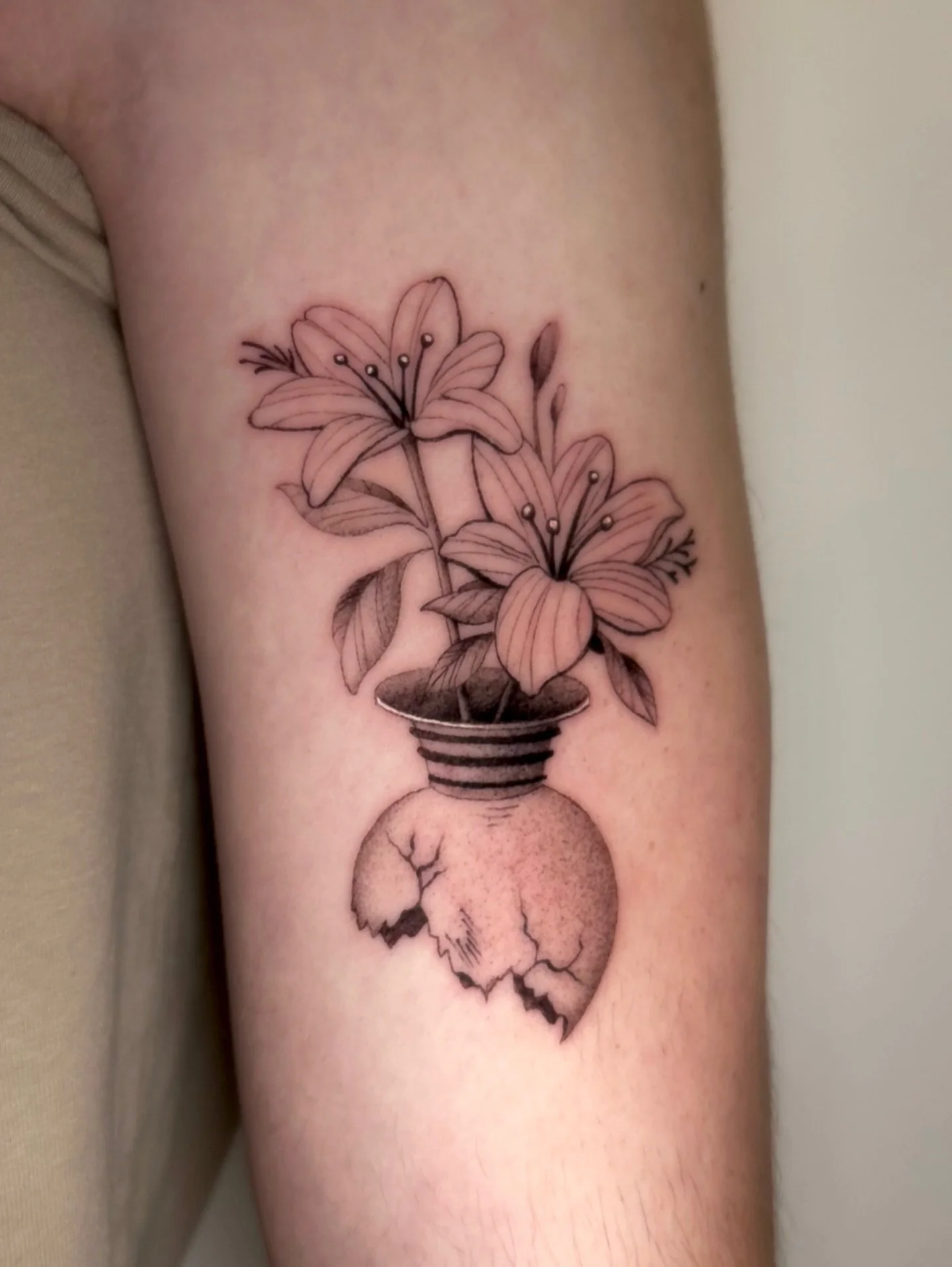 Fineline vase and florals tattoo done a while back! 🏺🌸
If you would like something similar don&rsquo;t be afraid to dm myself or @sandsoftimetattoo to book in! 
🗓️ Availability throughout February and March! 

#tattoos #finelinetattoo #tattoosirel