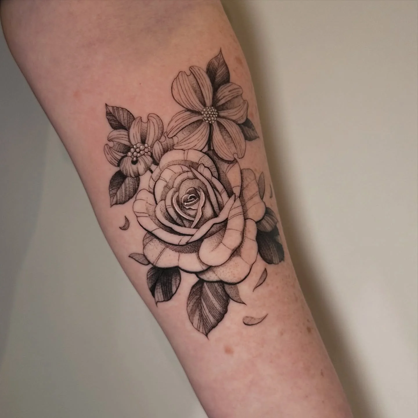 Rose and Dogwood Blossoms done for @laurasealyz 🌹🌸
Such a fun one to do! 
I would love to do more like this in the future! 
🗓️Dm myself or @sandsoftimetattoo to book in! Plenty of space this November and December :) 

#tattoo #tattoos #tattooideas