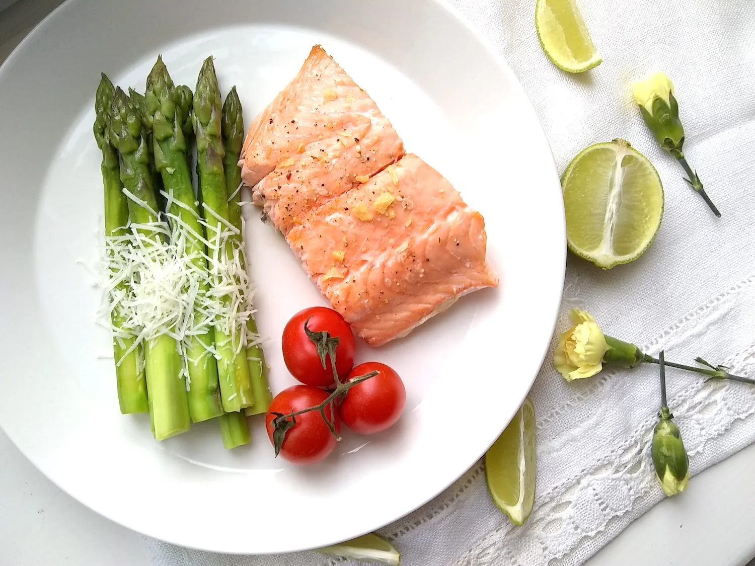 Asparagus with salmon and vine tomatoes.jpg