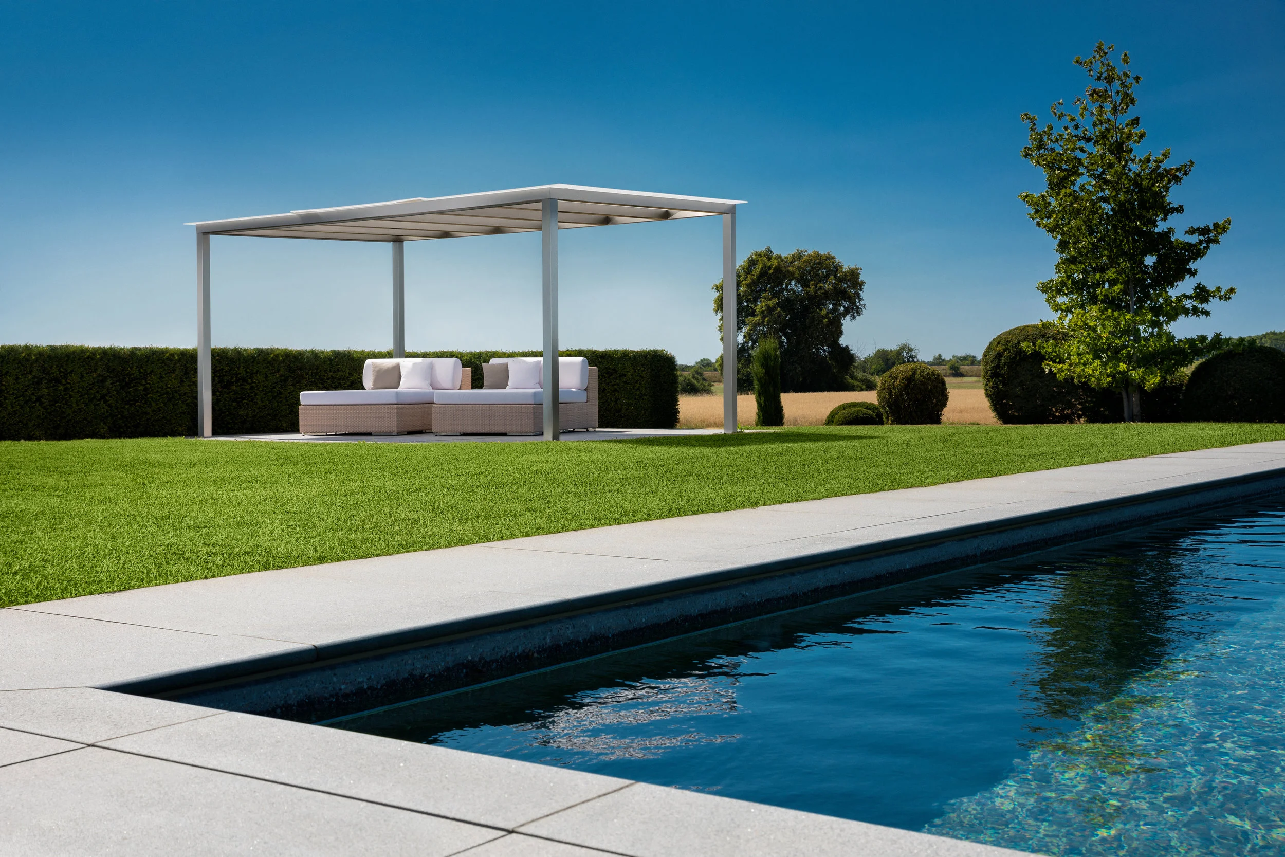 Pergola rewalux auf großem Grundstück mit Pool.jpg