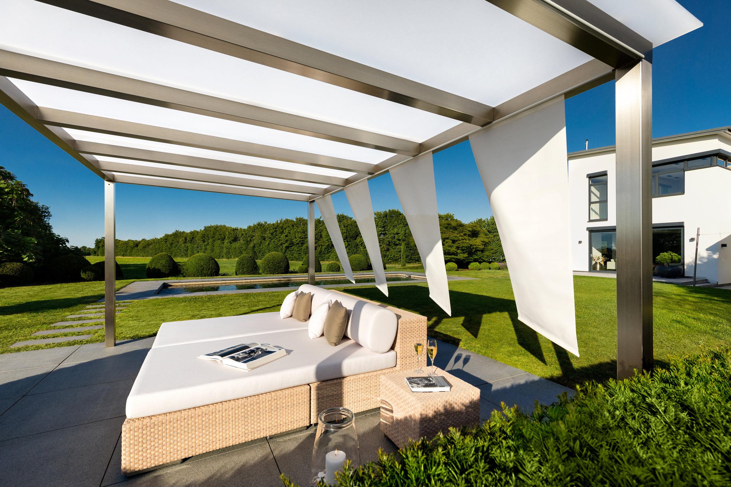 rewalux Pergola mit Glas und Segeltuch als Relaxzone.jpg