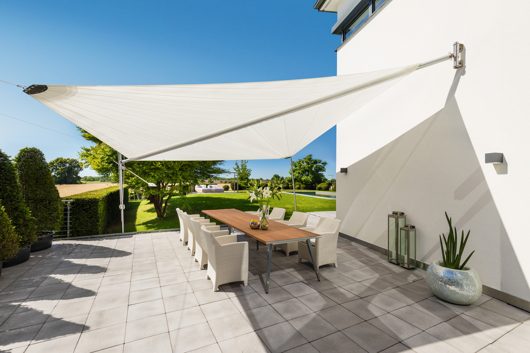Halbautomatisches Diagonal Sonnensegel für die Terrasse von rewalux GmbH.jpg