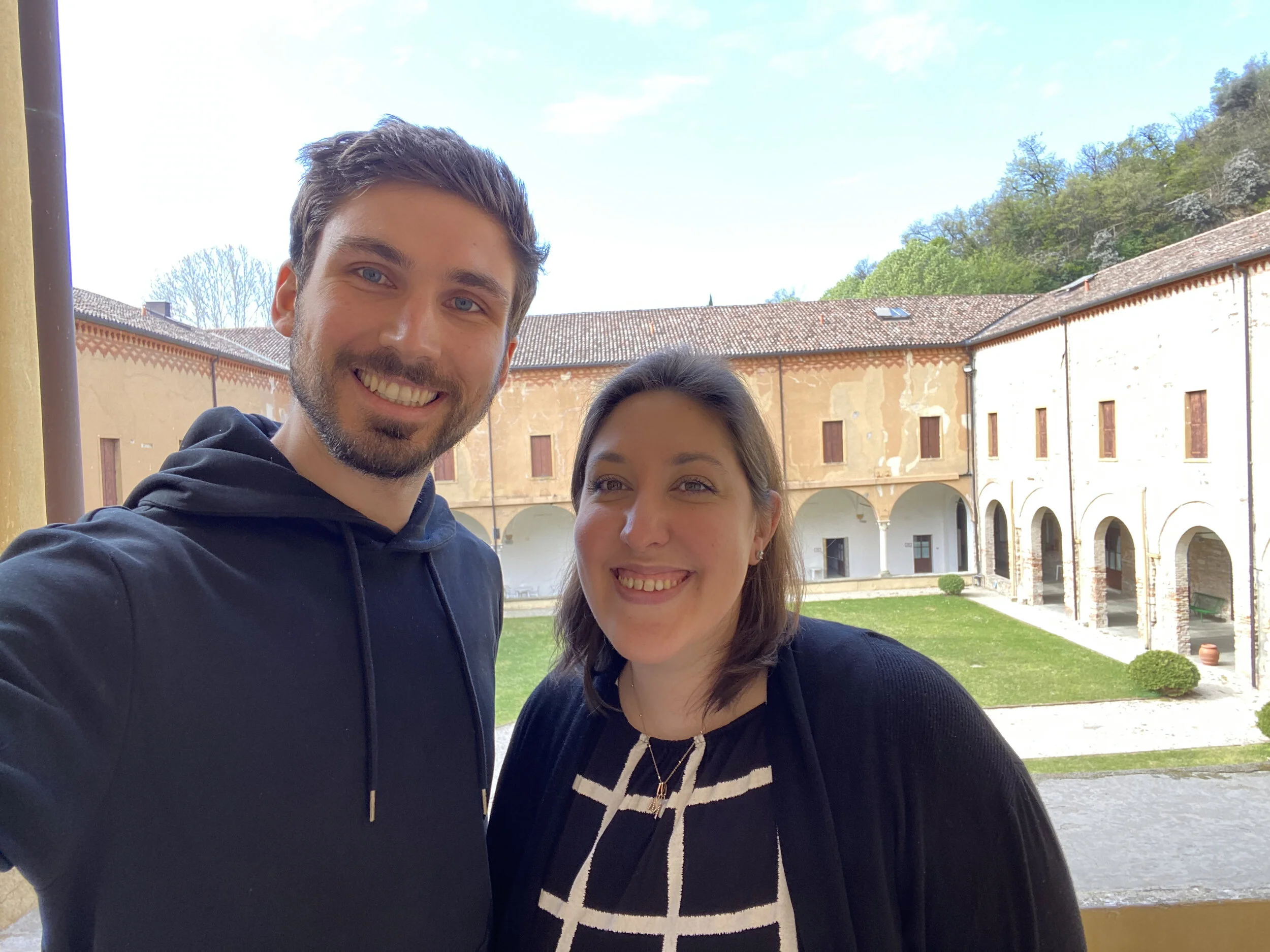 Dominik Etzl, Camp-Manager & Alessandra Bencivenni, Kundenbetreuung - im Kloster San Marco in Abano Terme