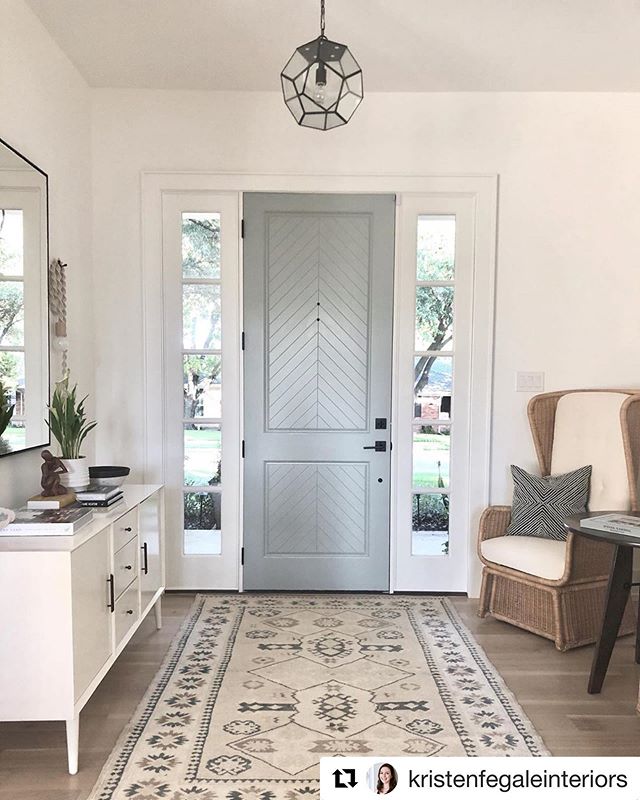 When it comes to front doors and entryways, this one may be our favorite. Well done @kristenfegaleinteriors ・・・
Finally placed my @roundtopantiquestexas rug from @nomadsloom in my entry! Every space needs unique, vintage pieces like these to give the