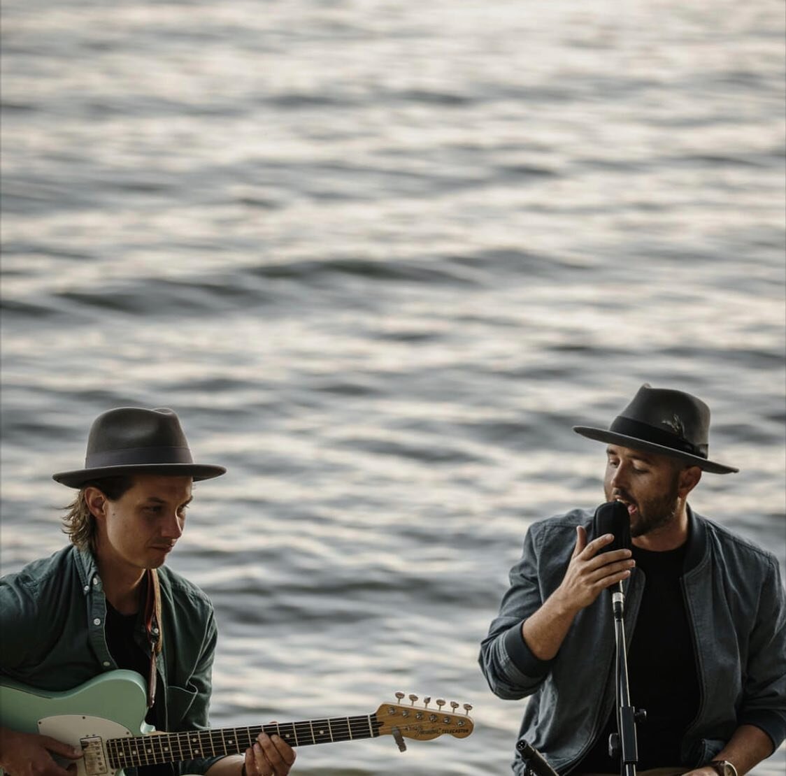 Bringing you the hot n&rsquo; hazy and that low-block vintage vibe&hellip;
.
📸 @benhemmingsmedia 💡 @onhighlands 
.
#nickandbenton #ourtown #feelthevibe #bestvenue #bonfiresessions #blues #soul  #goodsound #myhaliburtonlife #tealsteal #myhaliburtonh