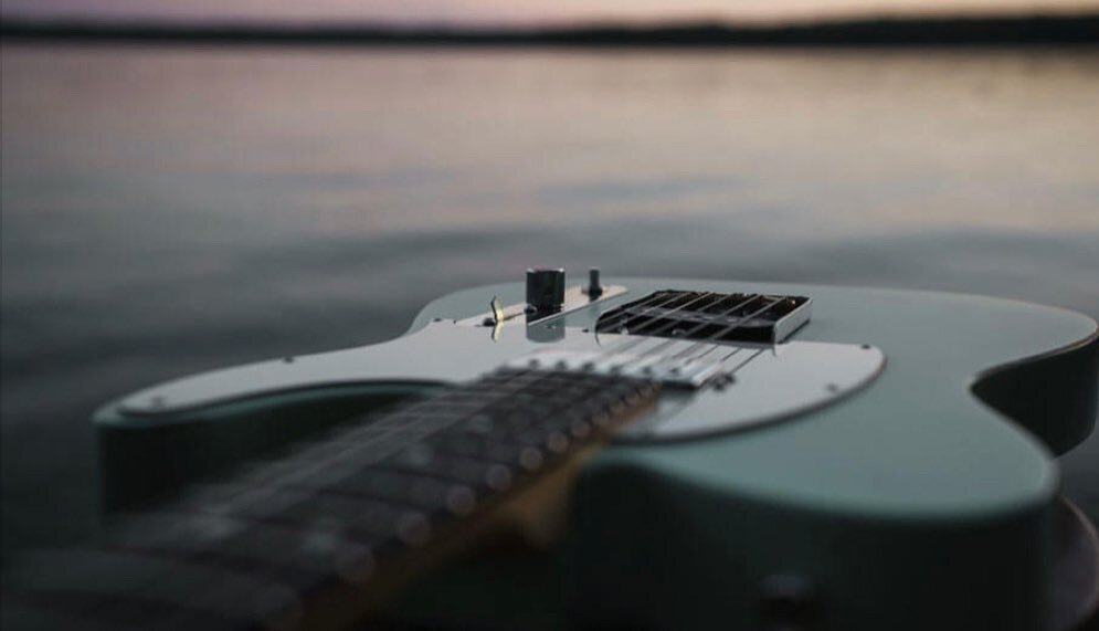 Nick&rsquo;s Telecaster with a #boshkung backdrop&hellip;
.
.
.
#nickandbenton #telecaster #goodsound #guitarsofinstagram #tealsteal #myhaliburtonhighlands #livemusic #events #muskoka #bonfiresessions